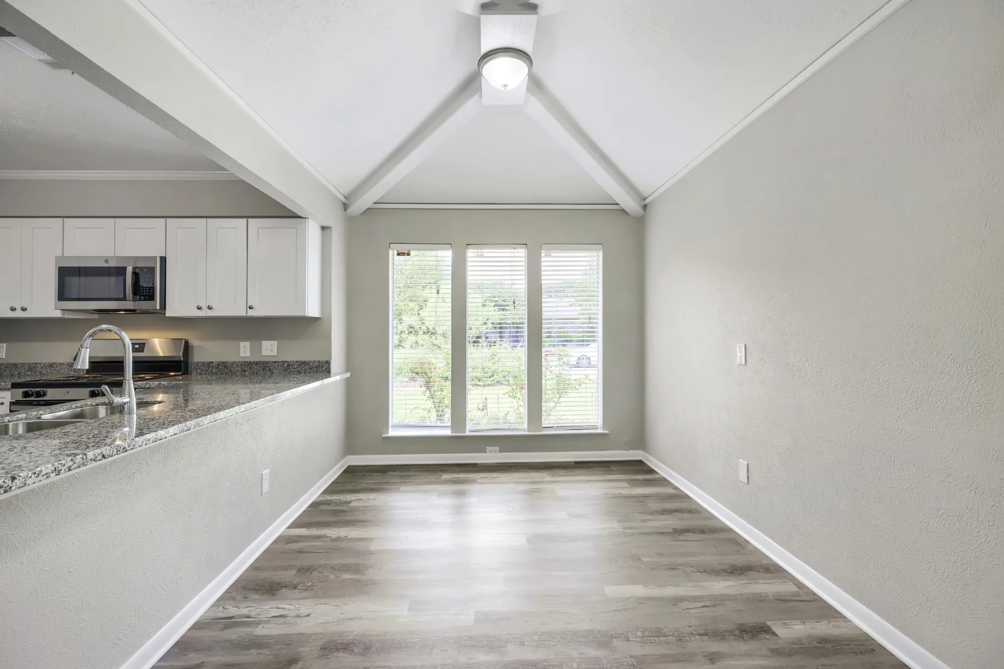 Single Family Residence For Sale in Dallas County , 6008 Spring Flower Trail, Dallas, Texas 75248, 3 Bedroom, 3 Bathroom, 2 Garage spaces, 1,971 Sqft, built in 1977, mls#21168339, Real Estate Agent in Dallas, Homes For Sale in Dallas county, Homes For Sale in Dallas, Realtor in Dallas Texas, Real Estate Brokerage Independent Realty Texas, Luminita Cordes Realtor