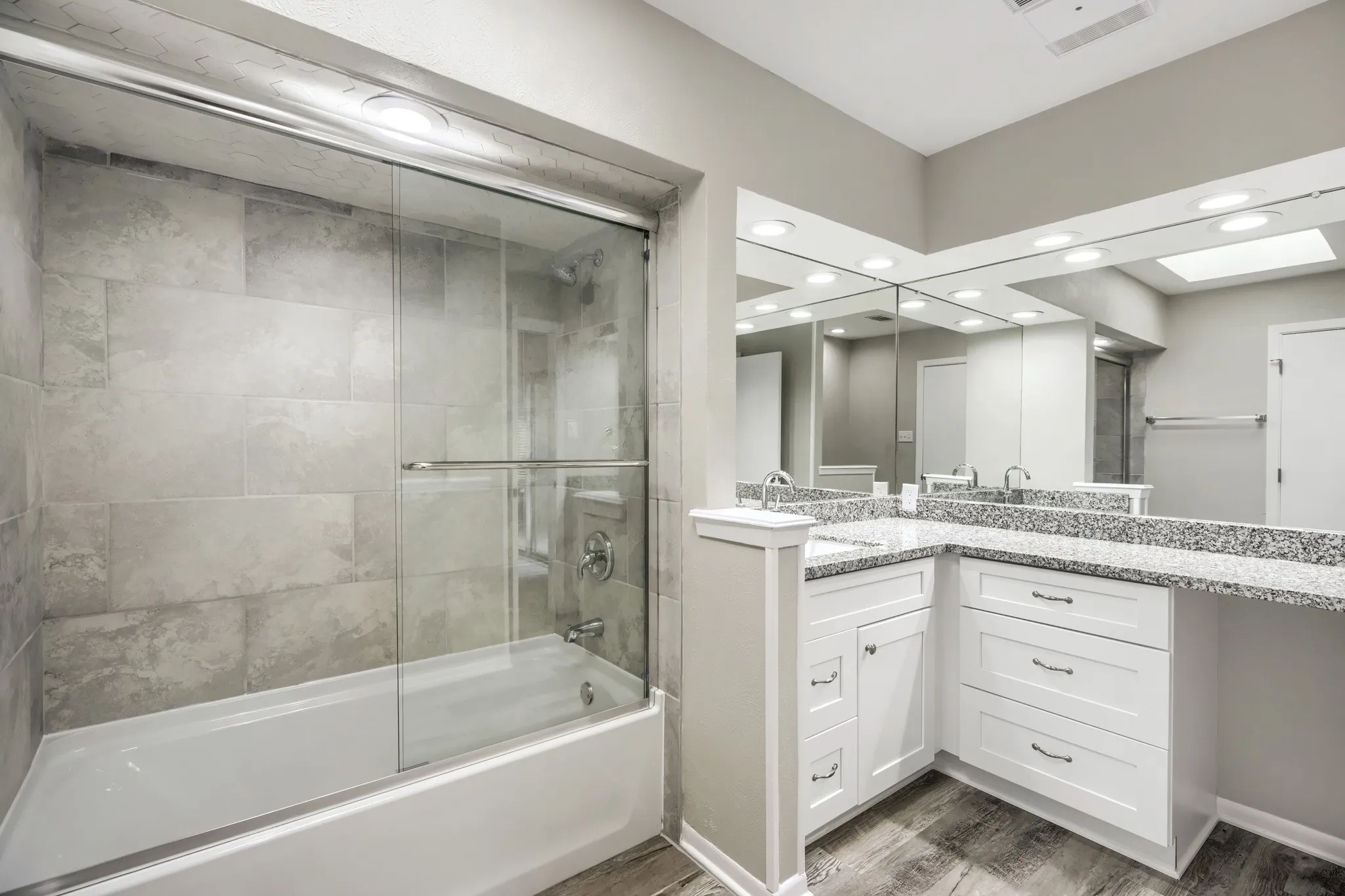 Single Family Residence For Sale in Dallas County , 6008 Spring Flower Trail, Dallas, Texas 75248, 3 Bedroom, 3 Bathroom, 2 Garage spaces, 1,971 Sqft, built in 1977, mls#21168339, Real Estate Agent in Dallas, Homes For Sale in Dallas county, Homes For Sale in Dallas, Realtor in Dallas Texas, Real Estate Brokerage Independent Realty Texas, Luminita Cordes Realtor