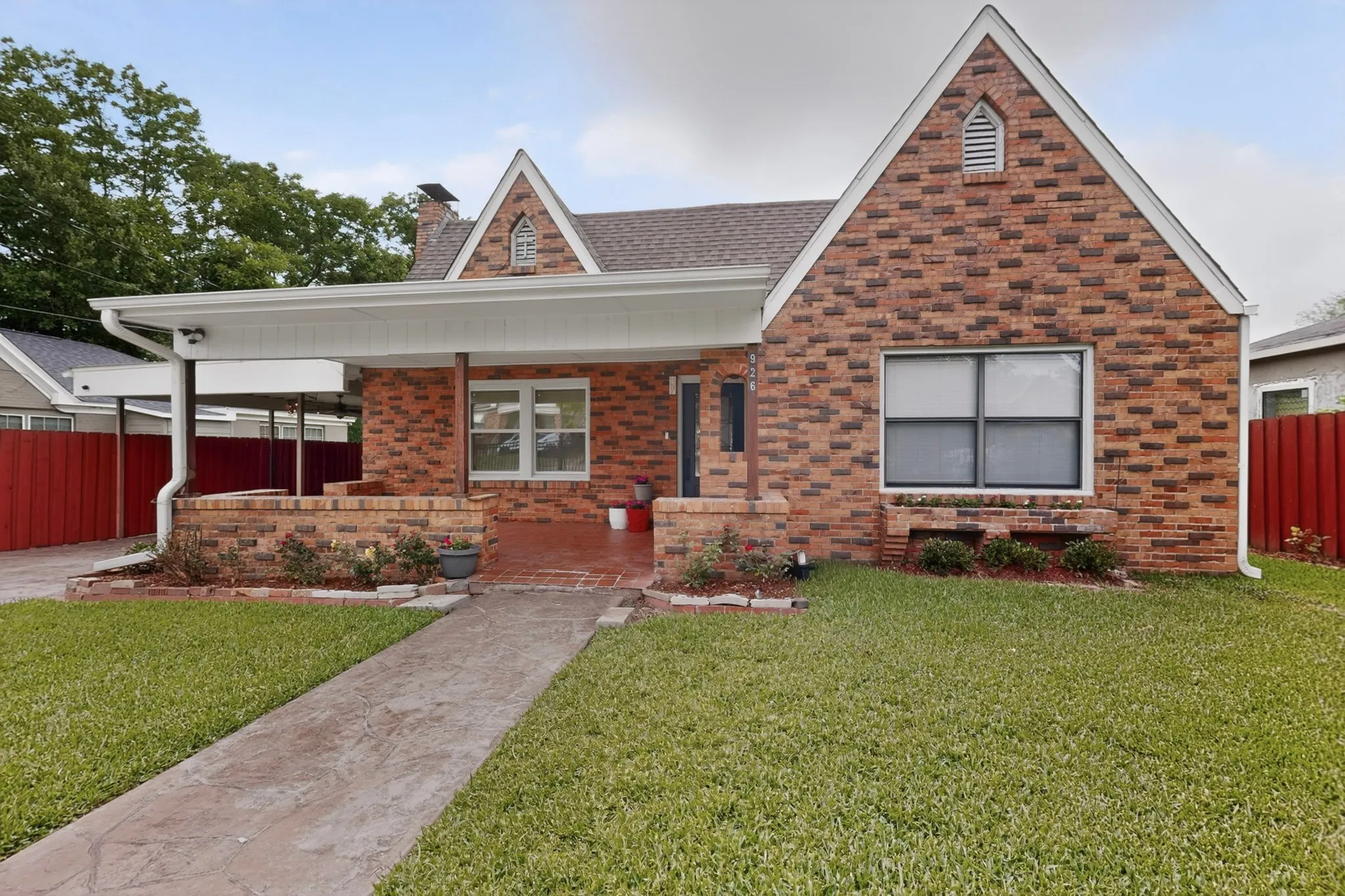 Single Family Residence For Sale in Smith County , 926 S Kennedy Avenue, Tyler, Texas 75701, 3 Bedroom, 2 Bathroom, 1 Garage spaces, 1,359 Sqft, built in 1936, mls#21292554, Real Estate Agent in Tyler, Homes For Sale in Smith county, Homes For Sale in Tyler, Realtor in Tyler Texas, Real Estate Brokerage Independent Realty Texas, Luminita Cordes Realtor