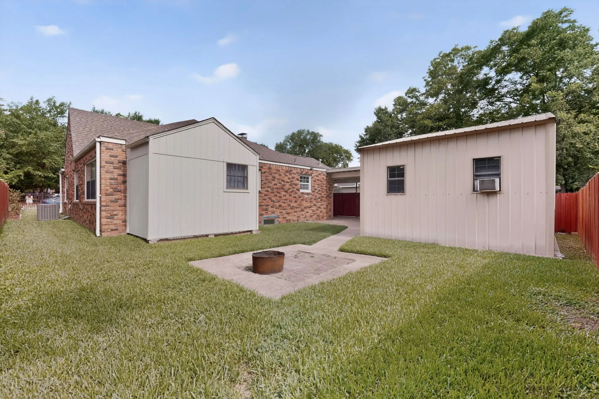 Single Family Residence For Sale in Smith County , 926 S Kennedy Avenue, Tyler, Texas 75701, 3 Bedroom, 2 Bathroom, 1 Garage spaces, 1,359 Sqft, built in 1936, mls#21292554, Real Estate Agent in Tyler, Homes For Sale in Smith county, Homes For Sale in Tyler, Realtor in Tyler Texas, Real Estate Brokerage Independent Realty Texas, Luminita Cordes Realtor