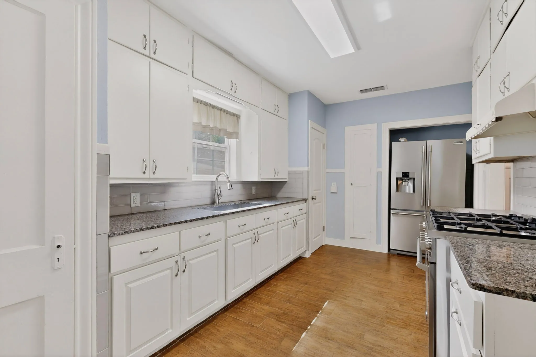 Single Family Residence For Sale in Smith County , 926 S Kennedy Avenue, Tyler, Texas 75701, 3 Bedroom, 2 Bathroom, 1 Garage spaces, 1,359 Sqft, built in 1936, mls#21292554, Real Estate Agent in Tyler, Homes For Sale in Smith county, Homes For Sale in Tyler, Realtor in Tyler Texas, Real Estate Brokerage Independent Realty Texas, Luminita Cordes Realtor