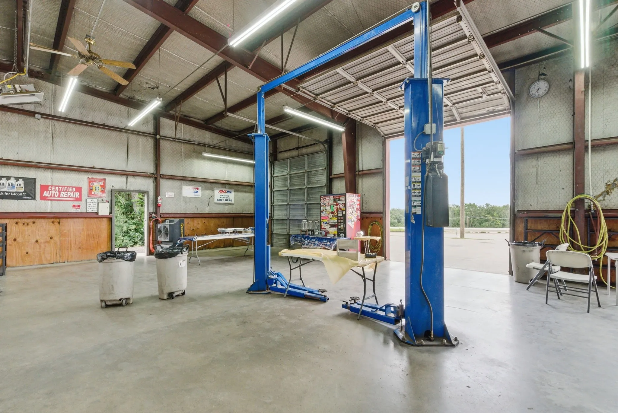 Industrial For Sale in Tarrant County , 10901 Jacksboro Highway, Fort Worth, Texas 76135, 0, 0, Garage spaces, 6,775 Sqft, built in 1980, mls#21293654, Real Estate Agent in Fort Worth, Homes For Sale in Tarrant county, Homes For Sale in Fort Worth, Realtor in Fort Worth Texas, Real Estate Brokerage Independent Realty Texas, Luminita Cordes Realtor