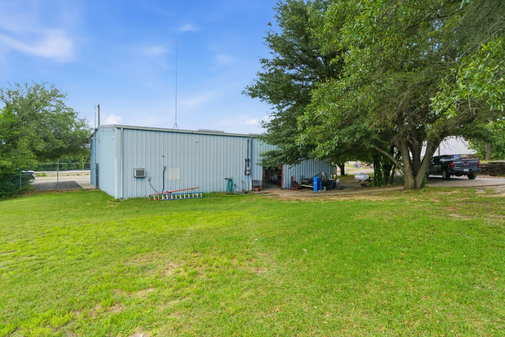 Industrial For Sale in Tarrant County , 10901 Jacksboro Highway, Fort Worth, Texas 76135, 0, 0, Garage spaces, 6,775 Sqft, built in 1980, mls#21293654, Real Estate Agent in Fort Worth, Homes For Sale in Tarrant county, Homes For Sale in Fort Worth, Realtor in Fort Worth Texas, Real Estate Brokerage Independent Realty Texas, Luminita Cordes Realtor
