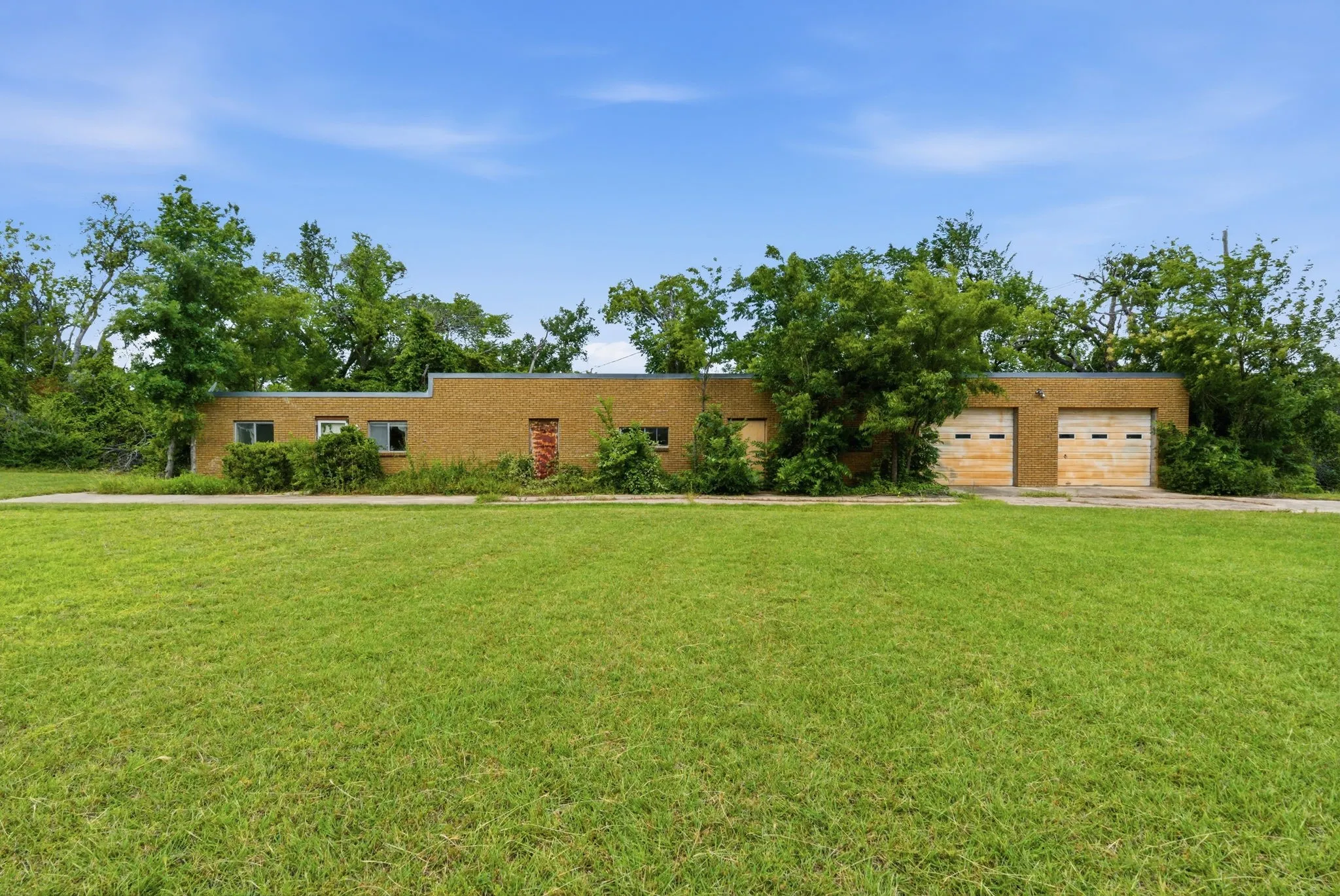 Industrial For Sale in Tarrant County , 10901 Jacksboro Highway, Fort Worth, Texas 76135, 0, 0, Garage spaces, 6,775 Sqft, built in 1980, mls#21293654, Real Estate Agent in Fort Worth, Homes For Sale in Tarrant county, Homes For Sale in Fort Worth, Realtor in Fort Worth Texas, Real Estate Brokerage Independent Realty Texas, Luminita Cordes Realtor