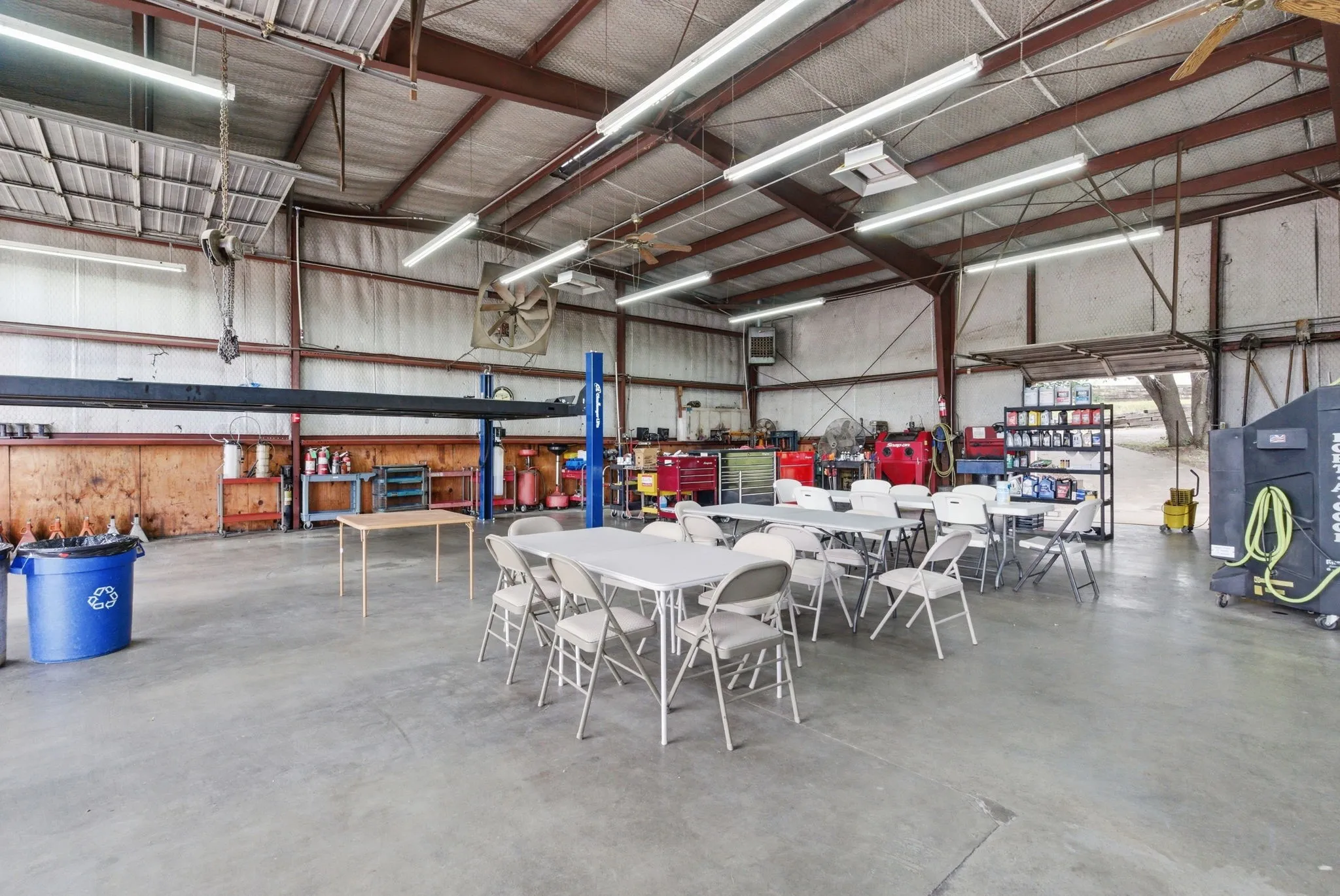Industrial For Sale in Tarrant County , 10901 Jacksboro Highway, Fort Worth, Texas 76135, 0, 0, Garage spaces, 6,775 Sqft, built in 1980, mls#21293654, Real Estate Agent in Fort Worth, Homes For Sale in Tarrant county, Homes For Sale in Fort Worth, Realtor in Fort Worth Texas, Real Estate Brokerage Independent Realty Texas, Luminita Cordes Realtor