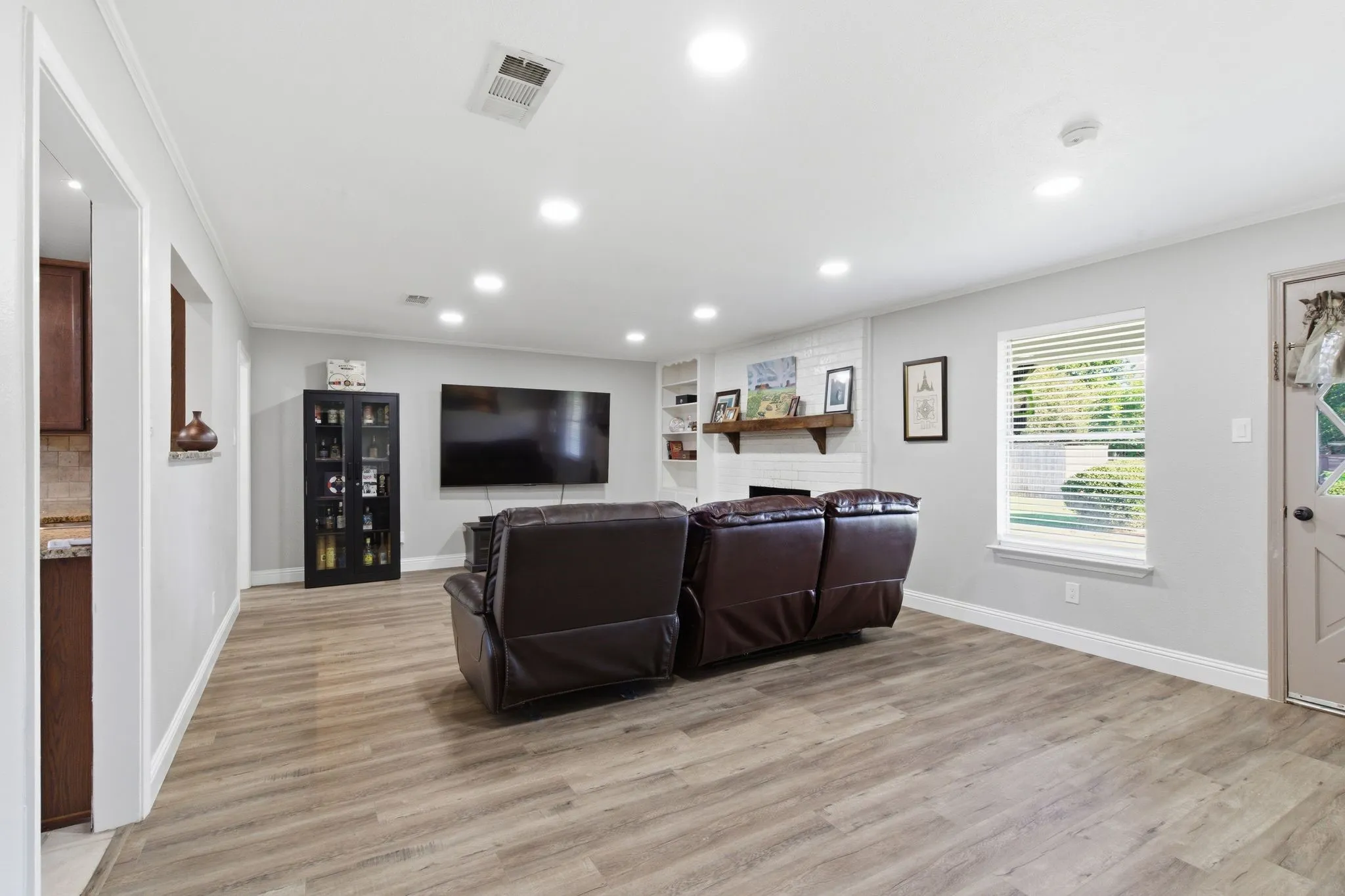 Single Family Residence For Sale in Tarrant County , 8516 Crestview Drive, North Richland Hills, Texas 76182, 3 Bedroom, 2 Bathroom, 2 Garage spaces, 1,490 Sqft, built in 1979, mls#21293771, Real Estate Agent in North Richland Hills, Homes For Sale in Tarrant county, Homes For Sale in North Richland Hills, Realtor in North Richland Hills Texas, Real Estate Brokerage Independent Realty Texas, Luminita Cordes Realtor