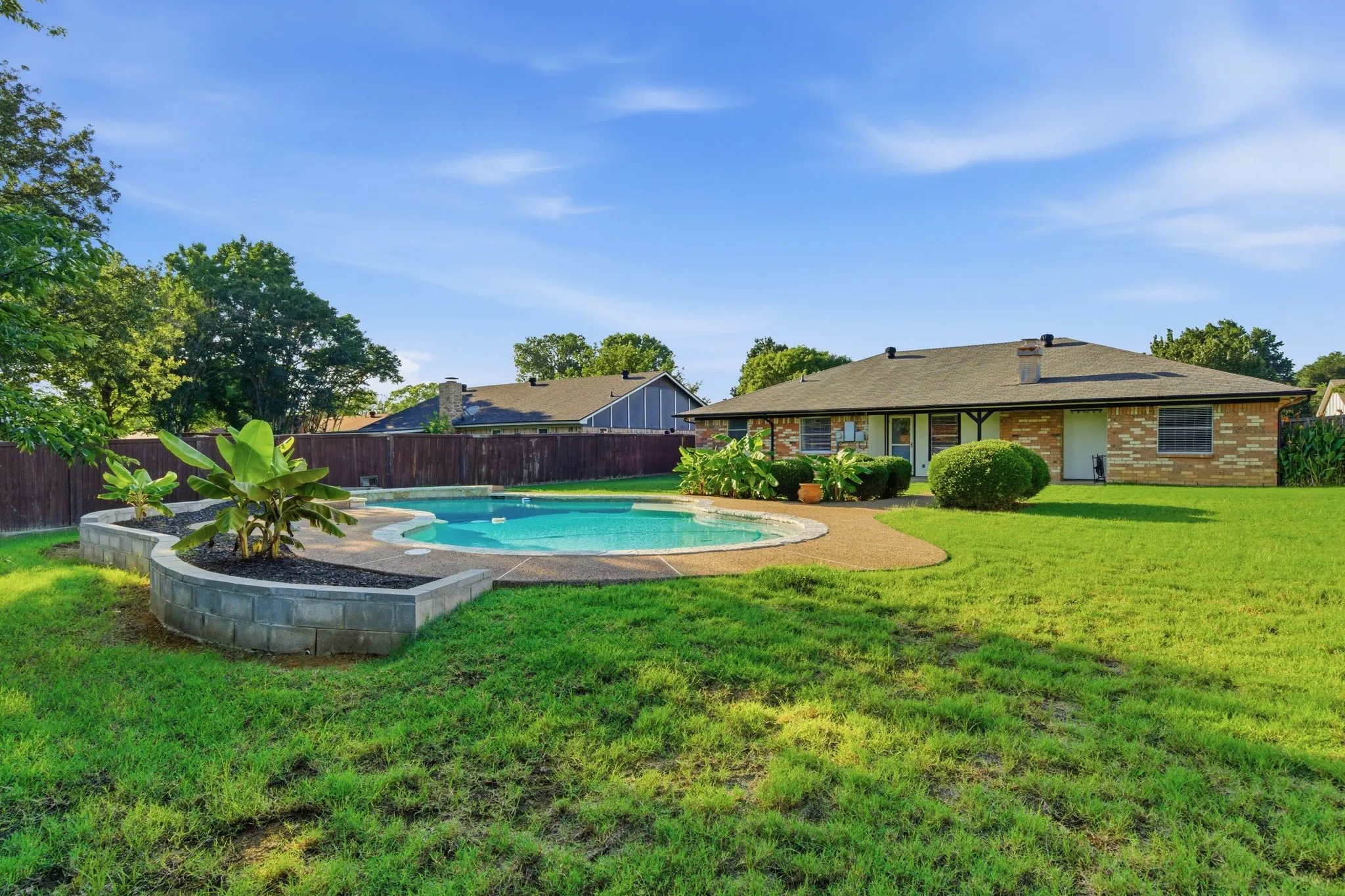 Single Family Residence For Sale in Tarrant County , 8516 Crestview Drive, North Richland Hills, Texas 76182, 3 Bedroom, 2 Bathroom, 2 Garage spaces, 1,490 Sqft, built in 1979, mls#21293771, Real Estate Agent in North Richland Hills, Homes For Sale in Tarrant county, Homes For Sale in North Richland Hills, Realtor in North Richland Hills Texas, Real Estate Brokerage Independent Realty Texas, Luminita Cordes Realtor