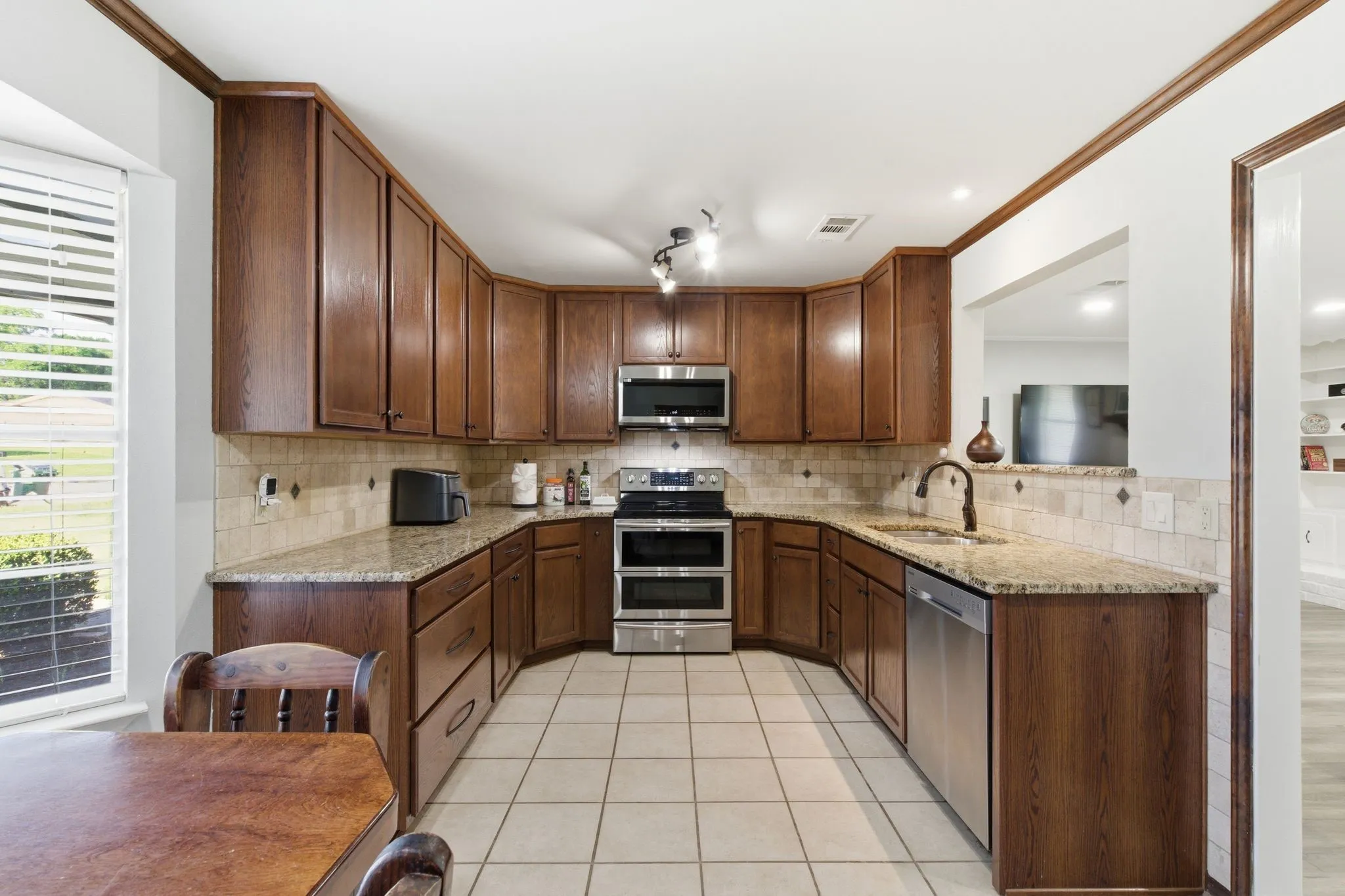 Single Family Residence For Sale in Tarrant County , 8516 Crestview Drive, North Richland Hills, Texas 76182, 3 Bedroom, 2 Bathroom, 2 Garage spaces, 1,490 Sqft, built in 1979, mls#21293771, Real Estate Agent in North Richland Hills, Homes For Sale in Tarrant county, Homes For Sale in North Richland Hills, Realtor in North Richland Hills Texas, Real Estate Brokerage Independent Realty Texas, Luminita Cordes Realtor
