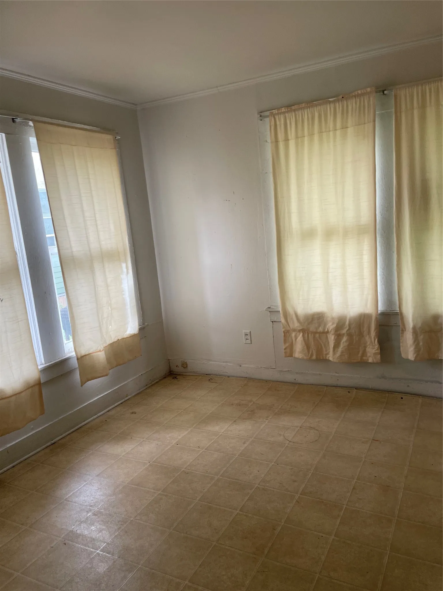 Single Family Residence For Sale in Dallas County , 229 N Marlborough Avenue, Dallas, Texas 75208, 5 Bedroom, 3 Bathroom, 2 Garage spaces, 2,280 Sqft, built in 1914, mls#21293643, Real Estate Agent in Dallas, Homes For Sale in Dallas county, Homes For Sale in Dallas, Realtor in Dallas Texas, Real Estate Brokerage Independent Realty Texas, Luminita Cordes Realtor