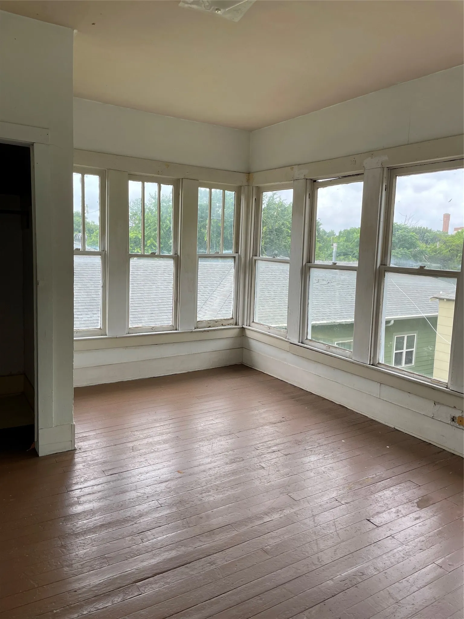 Single Family Residence For Sale in Dallas County , 229 N Marlborough Avenue, Dallas, Texas 75208, 5 Bedroom, 3 Bathroom, 2 Garage spaces, 2,280 Sqft, built in 1914, mls#21293643, Real Estate Agent in Dallas, Homes For Sale in Dallas county, Homes For Sale in Dallas, Realtor in Dallas Texas, Real Estate Brokerage Independent Realty Texas, Luminita Cordes Realtor