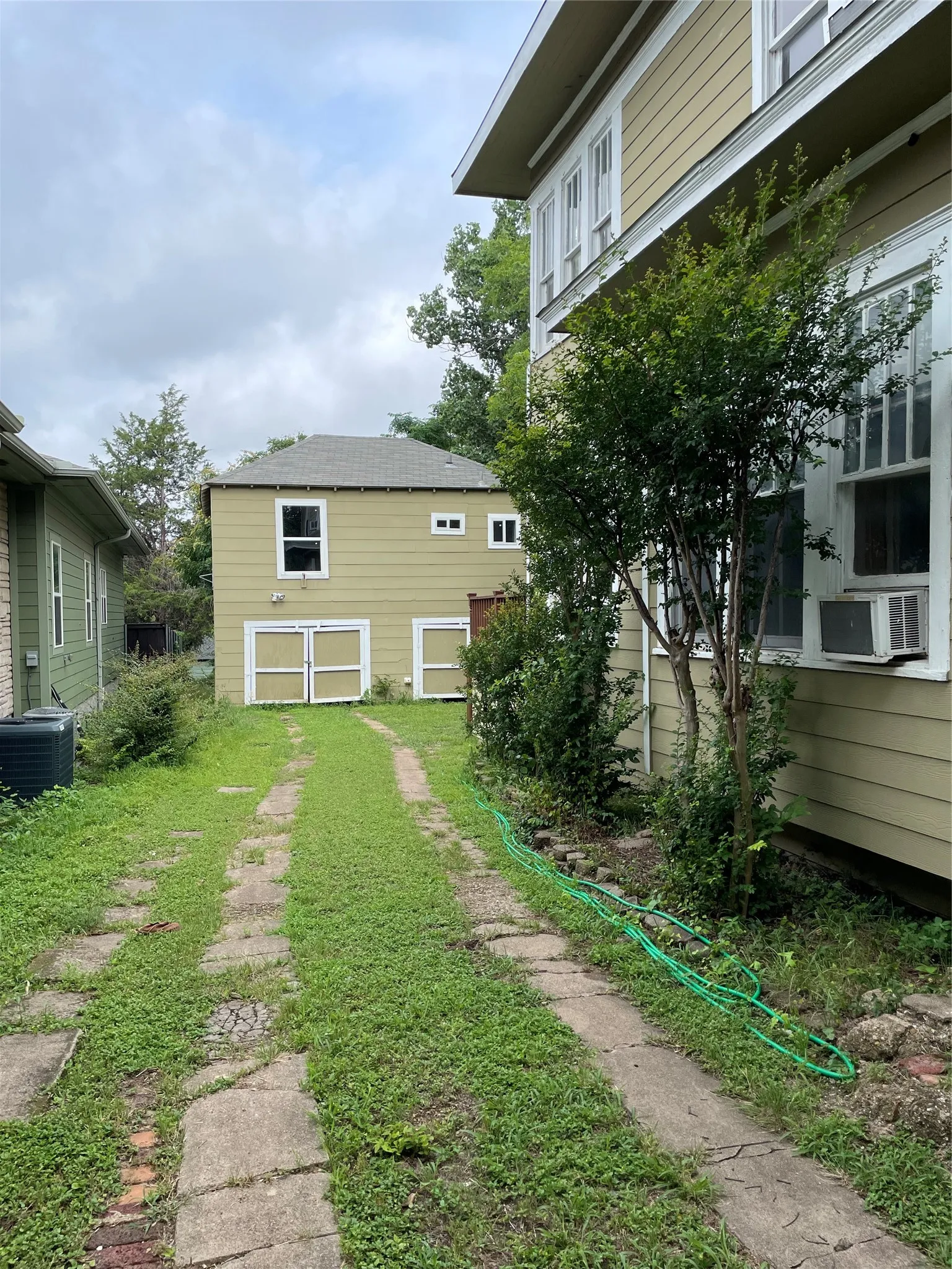 Single Family Residence For Sale in Dallas County , 229 N Marlborough Avenue, Dallas, Texas 75208, 5 Bedroom, 3 Bathroom, 2 Garage spaces, 2,280 Sqft, built in 1914, mls#21293643, Real Estate Agent in Dallas, Homes For Sale in Dallas county, Homes For Sale in Dallas, Realtor in Dallas Texas, Real Estate Brokerage Independent Realty Texas, Luminita Cordes Realtor