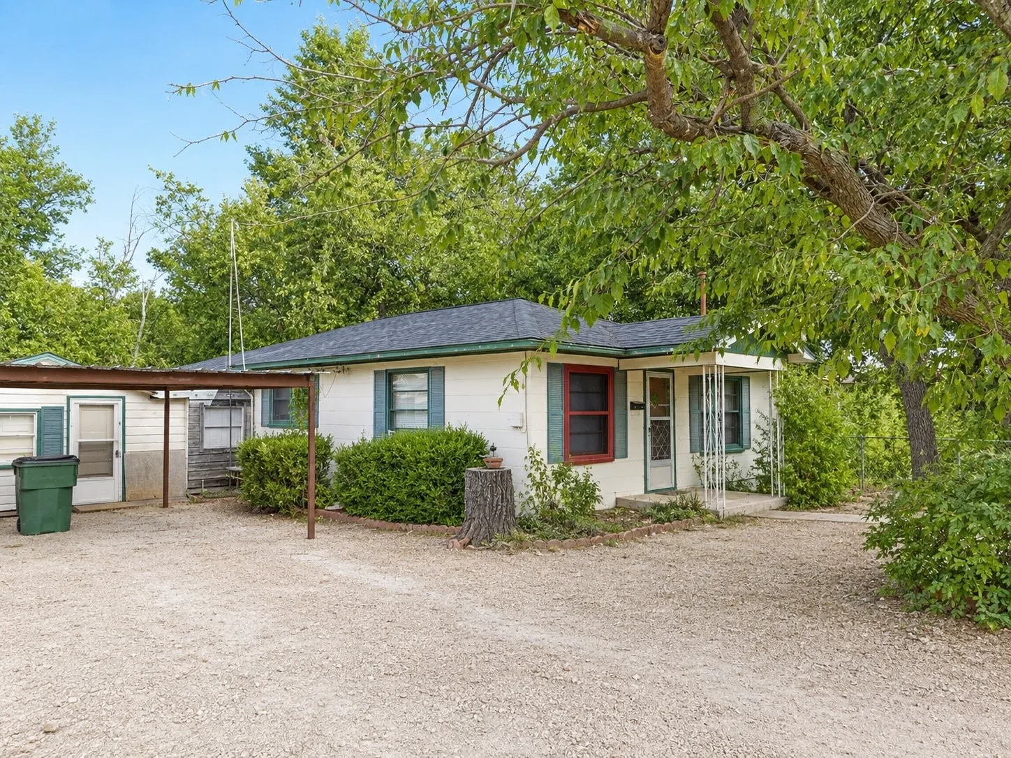 Single Family Residence For Sale in Erath County , 317 Hurt Street, Dublin, Texas 76446, 4 Bedroom, 2 Bathroom, Garage spaces, 1,480 Sqft, built in 1900, mls#21293800, Real Estate Agent in Dublin, Homes For Sale in Erath county, Homes For Sale in Dublin, Realtor in Dublin Texas, Real Estate Brokerage Independent Realty Texas, Luminita Cordes Realtor