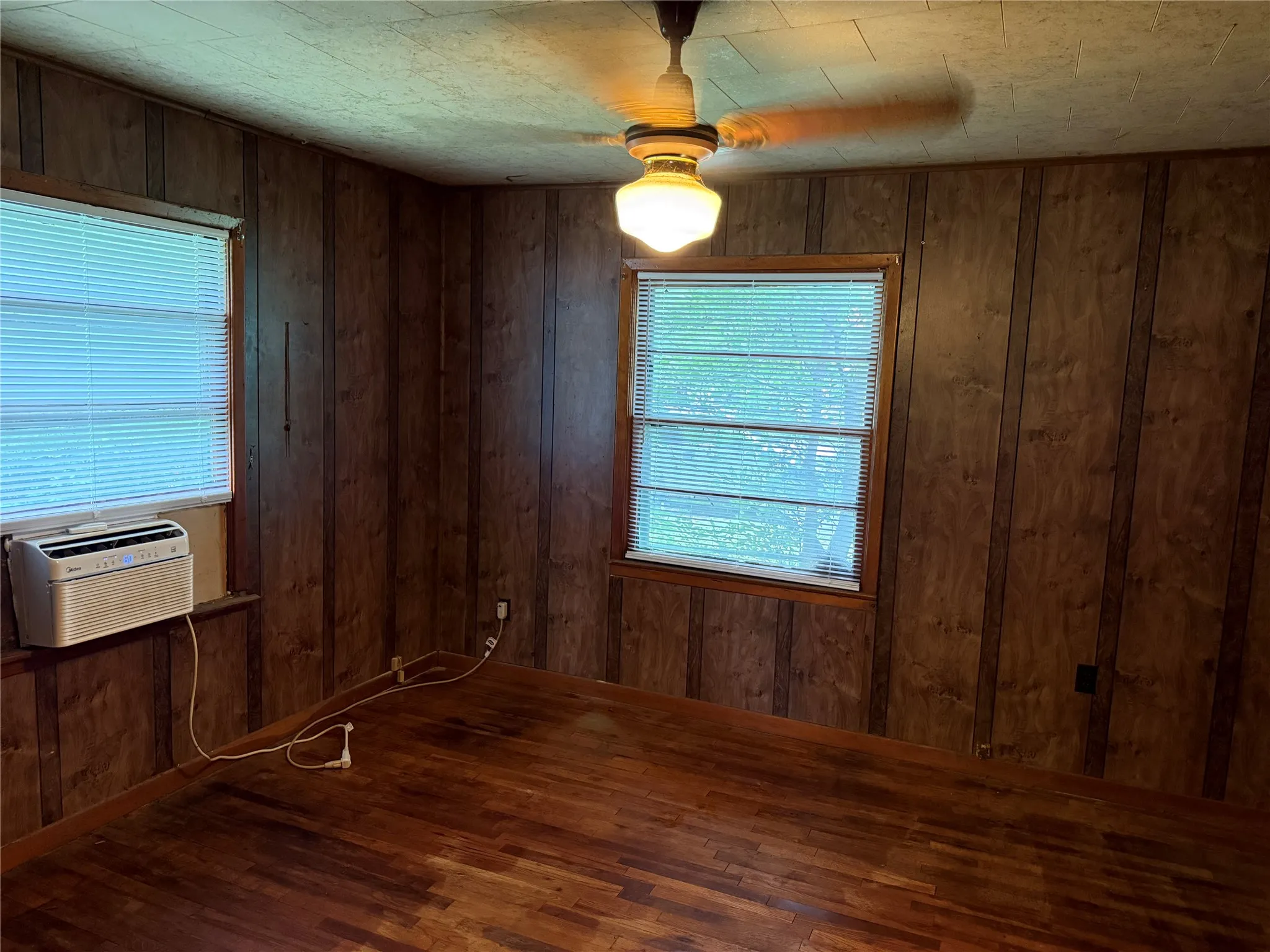 Single Family Residence For Sale in Erath County , 317 Hurt Street, Dublin, Texas 76446, 4 Bedroom, 2 Bathroom, Garage spaces, 1,480 Sqft, built in 1900, mls#21293800, Real Estate Agent in Dublin, Homes For Sale in Erath county, Homes For Sale in Dublin, Realtor in Dublin Texas, Real Estate Brokerage Independent Realty Texas, Luminita Cordes Realtor