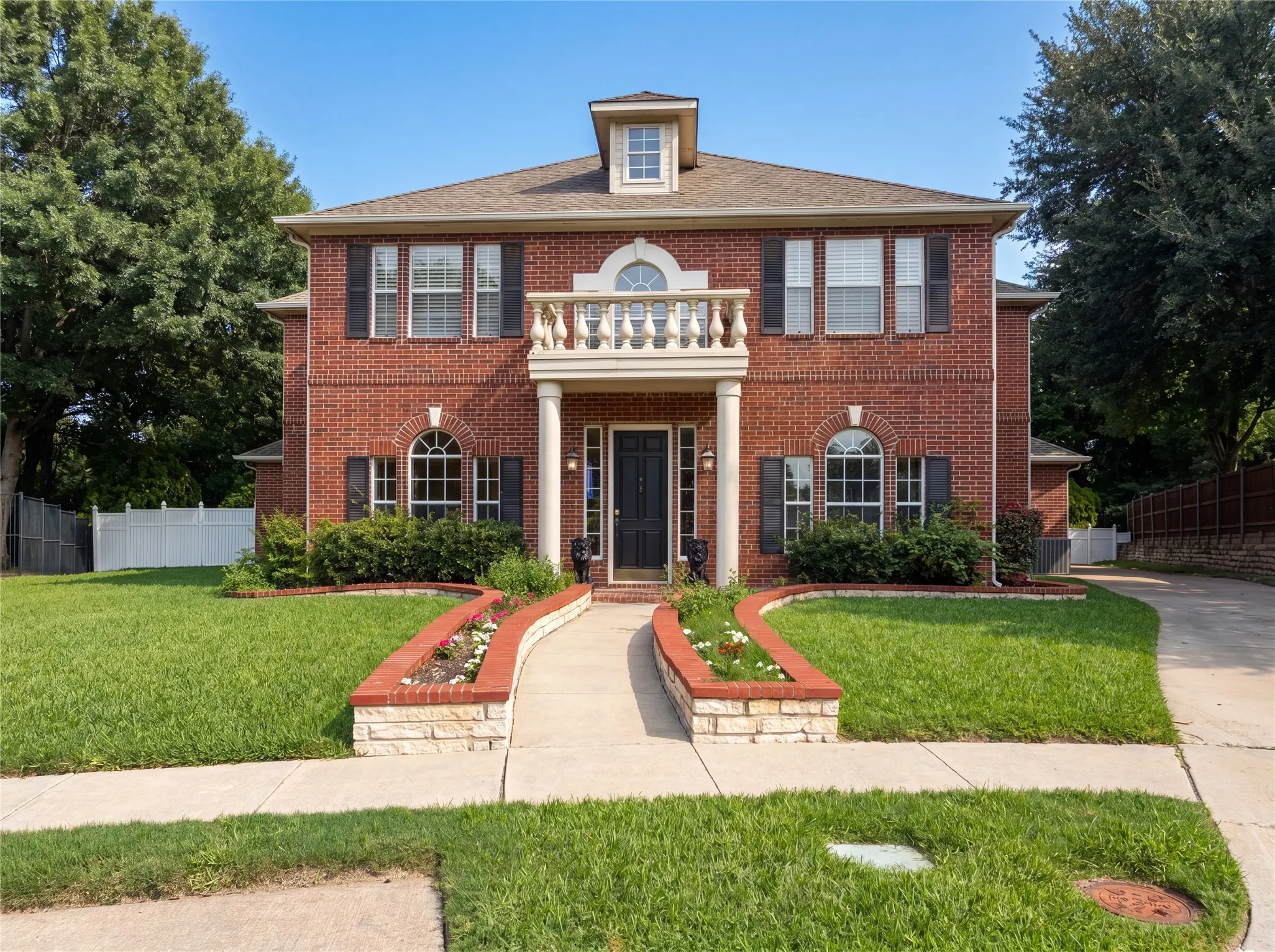 Single Family Residence For Sale in Dallas County , 2533 Vista Creek Court, Garland, Texas 75044, 5 Bedroom, 4 Bathroom, 3 Garage spaces, 4,331 Sqft, built in 1995, mls#21293809, Real Estate Agent in Garland, Homes For Sale in Dallas county, Homes For Sale in Garland, Realtor in Garland Texas, Real Estate Brokerage Independent Realty Texas, Luminita Cordes Realtor