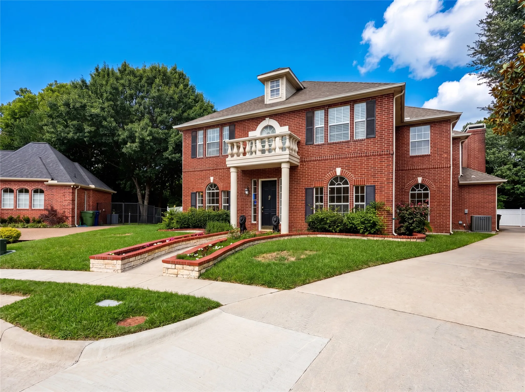 Single Family Residence For Sale in Dallas County , 2533 Vista Creek Court, Garland, Texas 75044, 5 Bedroom, 4 Bathroom, 3 Garage spaces, 4,331 Sqft, built in 1995, mls#21293809, Real Estate Agent in Garland, Homes For Sale in Dallas county, Homes For Sale in Garland, Realtor in Garland Texas, Real Estate Brokerage Independent Realty Texas, Luminita Cordes Realtor