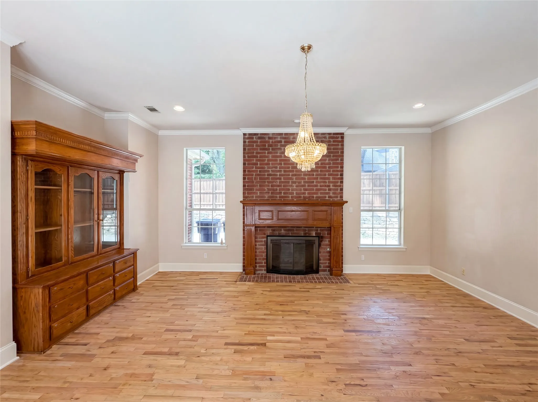 Single Family Residence For Sale in Dallas County , 2533 Vista Creek Court, Garland, Texas 75044, 5 Bedroom, 4 Bathroom, 3 Garage spaces, 4,331 Sqft, built in 1995, mls#21293809, Real Estate Agent in Garland, Homes For Sale in Dallas county, Homes For Sale in Garland, Realtor in Garland Texas, Real Estate Brokerage Independent Realty Texas, Luminita Cordes Realtor