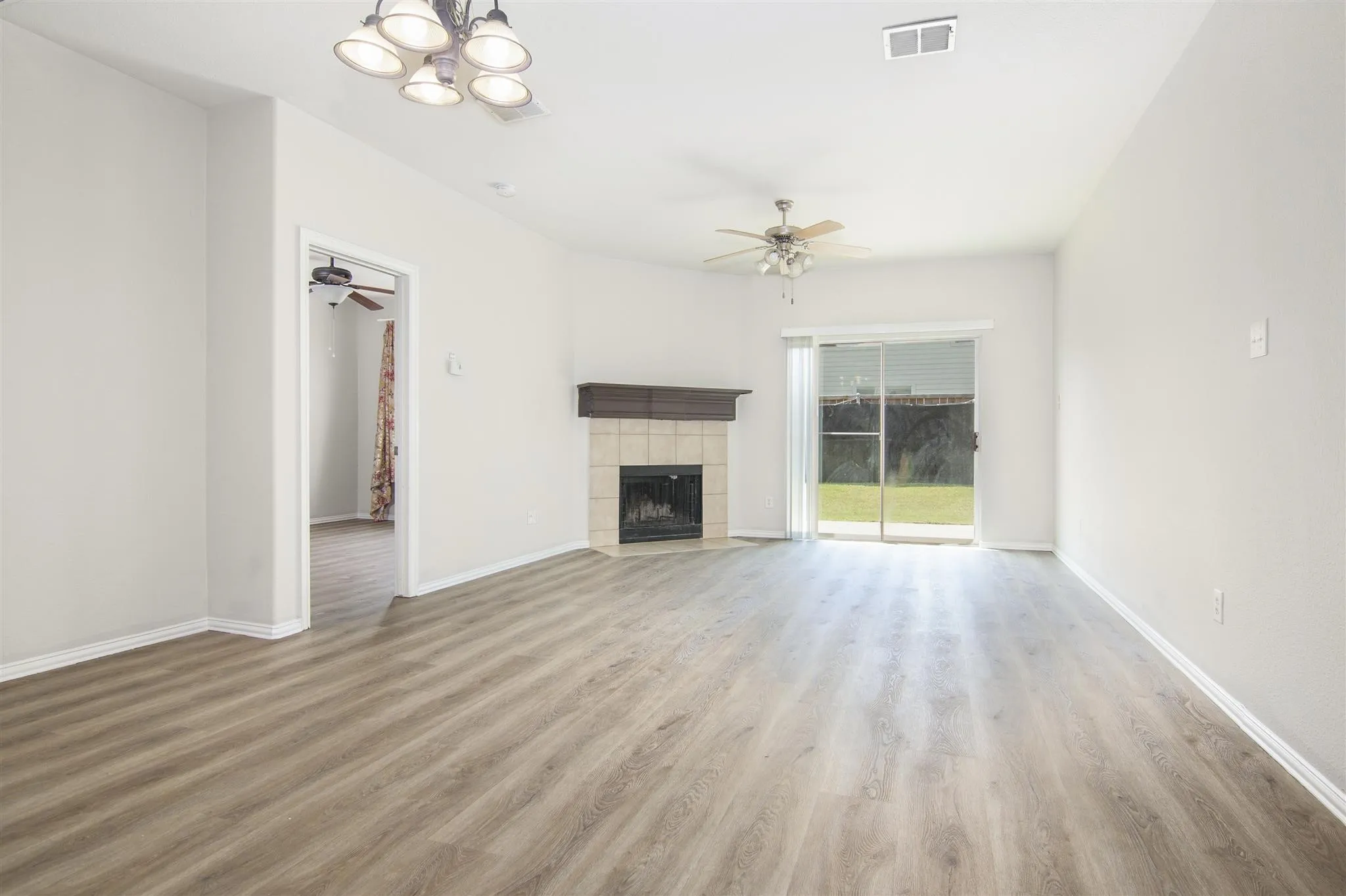 Single Family Residence For Rent in Denton County , 14541 Little Anne Drive, Little Elm, Texas 75068, 3 Bedroom, 2 Bathroom, 2 Garage spaces, 1,758 Sqft, built in 2003, mls#21293812, Real Estate Agent in Little Elm, Homes For Rent in Denton county, Homes For Rent in Little Elm, Realtor in Little Elm Texas, Real Estate Brokerage Independent Realty Texas, Luminita Cordes Realtor
