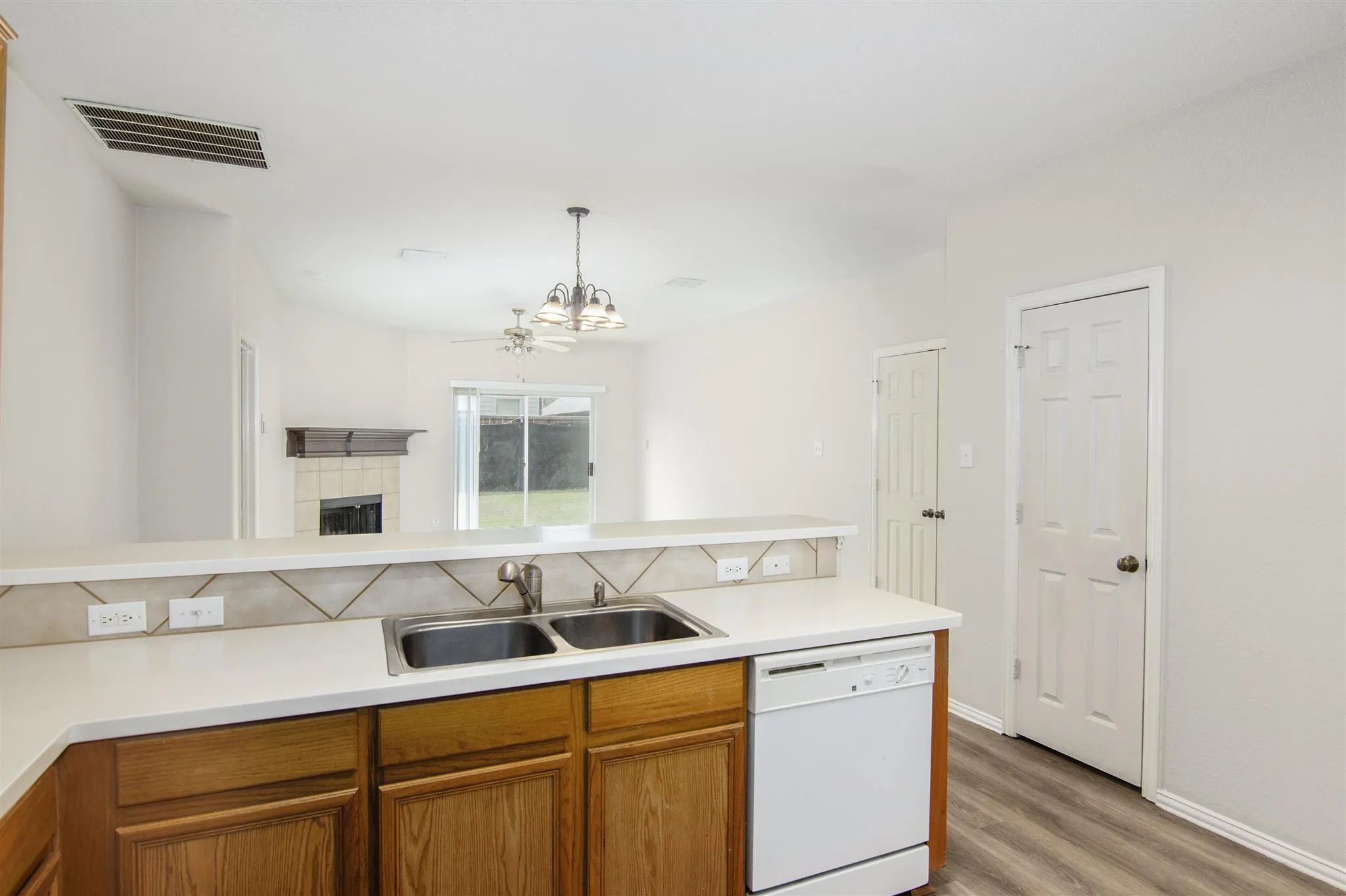 Single Family Residence For Rent in Denton County , 14541 Little Anne Drive, Little Elm, Texas 75068, 3 Bedroom, 2 Bathroom, 2 Garage spaces, 1,758 Sqft, built in 2003, mls#21293812, Real Estate Agent in Little Elm, Homes For Rent in Denton county, Homes For Rent in Little Elm, Realtor in Little Elm Texas, Real Estate Brokerage Independent Realty Texas, Luminita Cordes Realtor