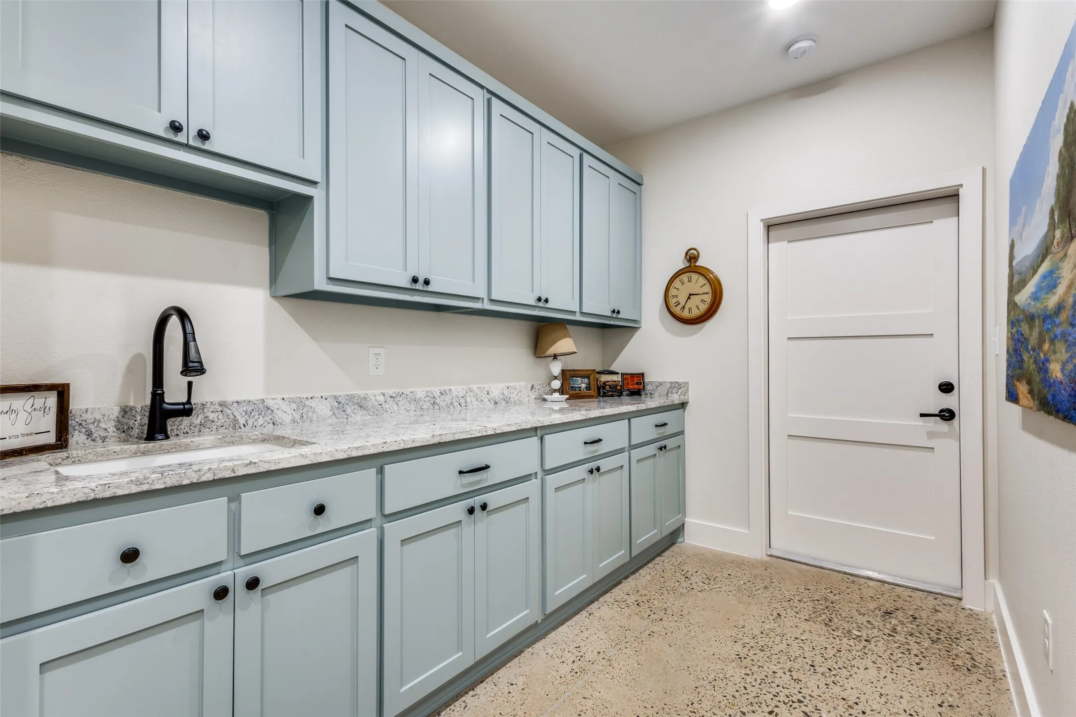 sink & extra counter space