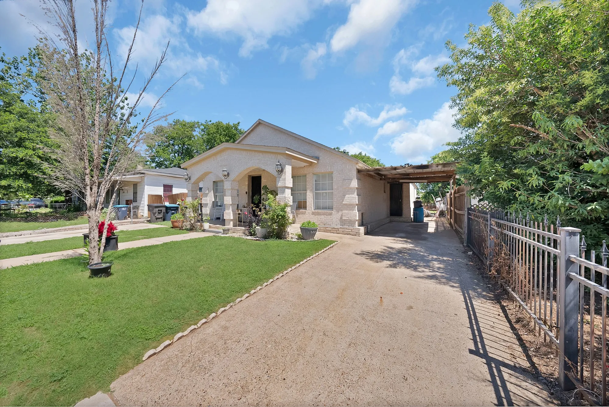 Single Family Residence For Sale in Tarrant County , 1717 E Harvey Avenue, Fort Worth, Texas 76104, 3 Bedrooms, 2 Bathrooms, Garage spaces, 1,374 Sqft, built in 1940, Price $220,000, mls#21292689, Real Estate Agent in Fort Worth, Homes For Sale in Tarrant county, Homes For Sale in Fort Worth, Realtor in Fort Worth Texas, Real Estate Brokerage Independent Realty Texas, Luminita Cordes Realtor