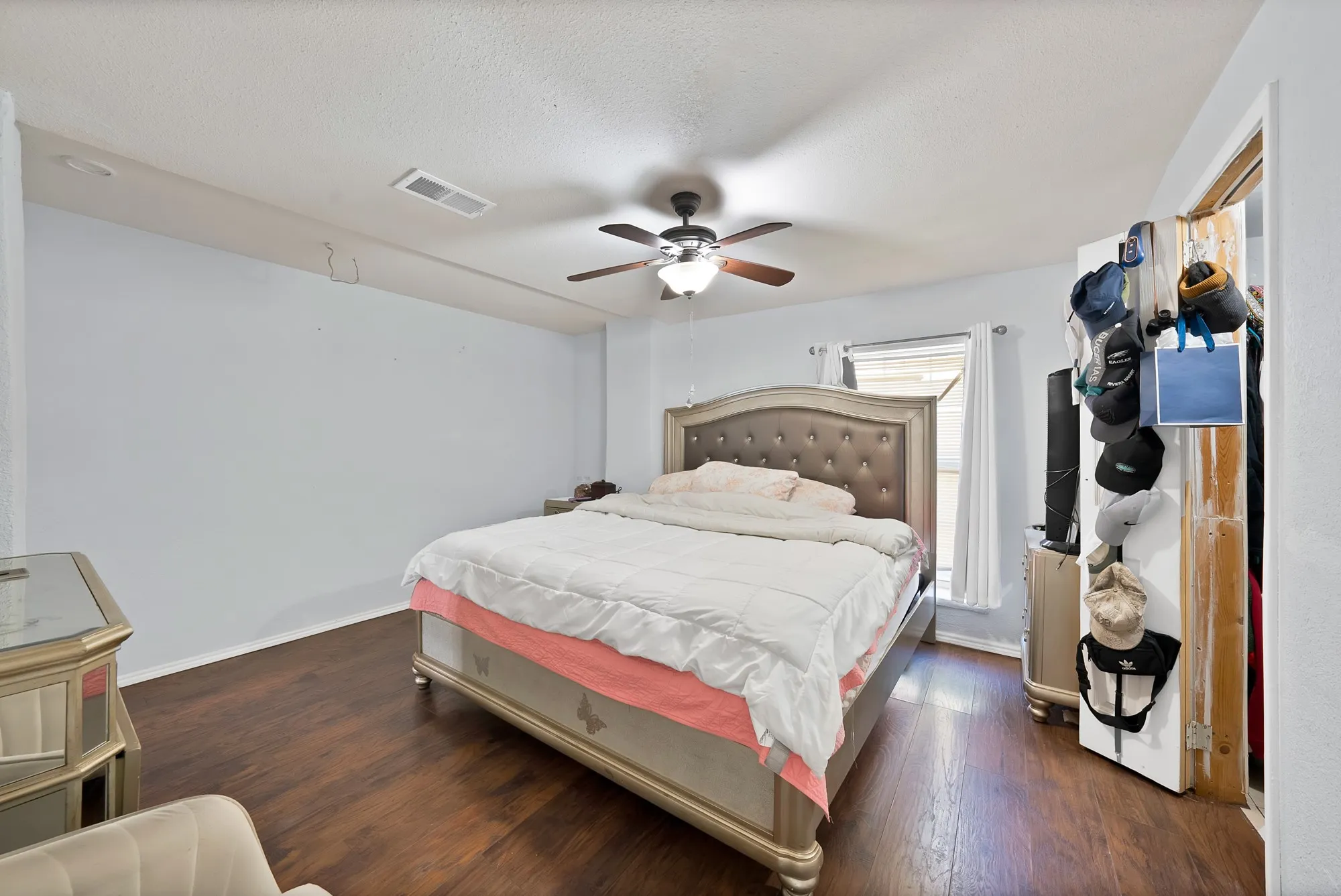 Single Family Residence For Sale in Tarrant County , 1717 E Harvey Avenue, Fort Worth, Texas 76104, 3 Bedrooms, 2 Bathrooms, Garage spaces, 1,374 Sqft, built in 1940, Price $220,000, mls#21292689, Real Estate Agent in Fort Worth, Homes For Sale in Tarrant county, Homes For Sale in Fort Worth, Realtor in Fort Worth Texas, Real Estate Brokerage Independent Realty Texas, Luminita Cordes Realtor