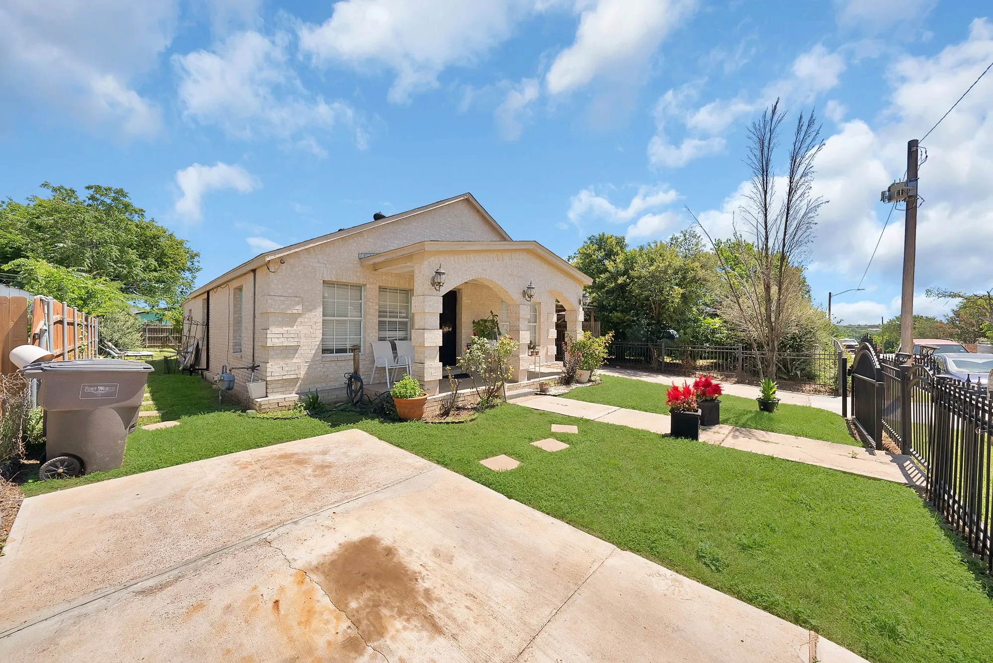 Single Family Residence For Sale in Tarrant County , 1717 E Harvey Avenue, Fort Worth, Texas 76104, 3 Bedrooms, 2 Bathrooms, Garage spaces, 1,374 Sqft, built in 1940, Price $220,000, mls#21292689, Real Estate Agent in Fort Worth, Homes For Sale in Tarrant county, Homes For Sale in Fort Worth, Realtor in Fort Worth Texas, Real Estate Brokerage Independent Realty Texas, Luminita Cordes Realtor