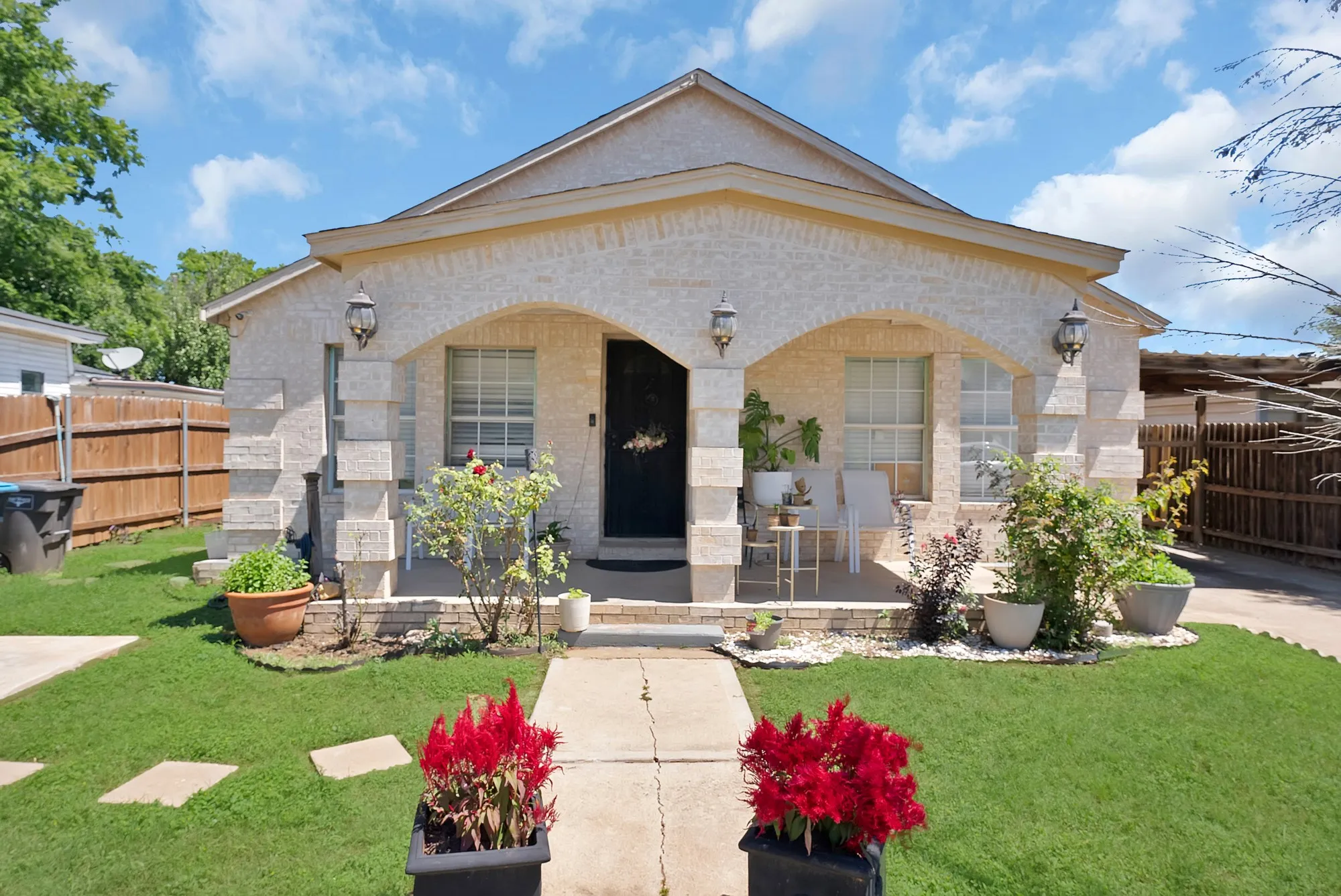 Single Family Residence For Sale in Tarrant County , 1717 E Harvey Avenue, Fort Worth, Texas 76104, 3 Bedrooms, 2 Bathrooms, Garage spaces, 1,374 Sqft, built in 1940, Price $220,000, mls#21292689, Real Estate Agent in Fort Worth, Homes For Sale in Tarrant county, Homes For Sale in Fort Worth, Realtor in Fort Worth Texas, Real Estate Brokerage Independent Realty Texas, Luminita Cordes Realtor