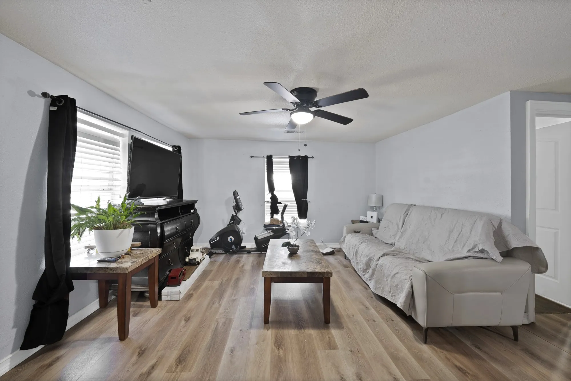 Single Family Residence For Sale in Tarrant County , 1717 E Harvey Avenue, Fort Worth, Texas 76104, 3 Bedrooms, 2 Bathrooms, Garage spaces, 1,374 Sqft, built in 1940, Price $220,000, mls#21292689, Real Estate Agent in Fort Worth, Homes For Sale in Tarrant county, Homes For Sale in Fort Worth, Realtor in Fort Worth Texas, Real Estate Brokerage Independent Realty Texas, Luminita Cordes Realtor