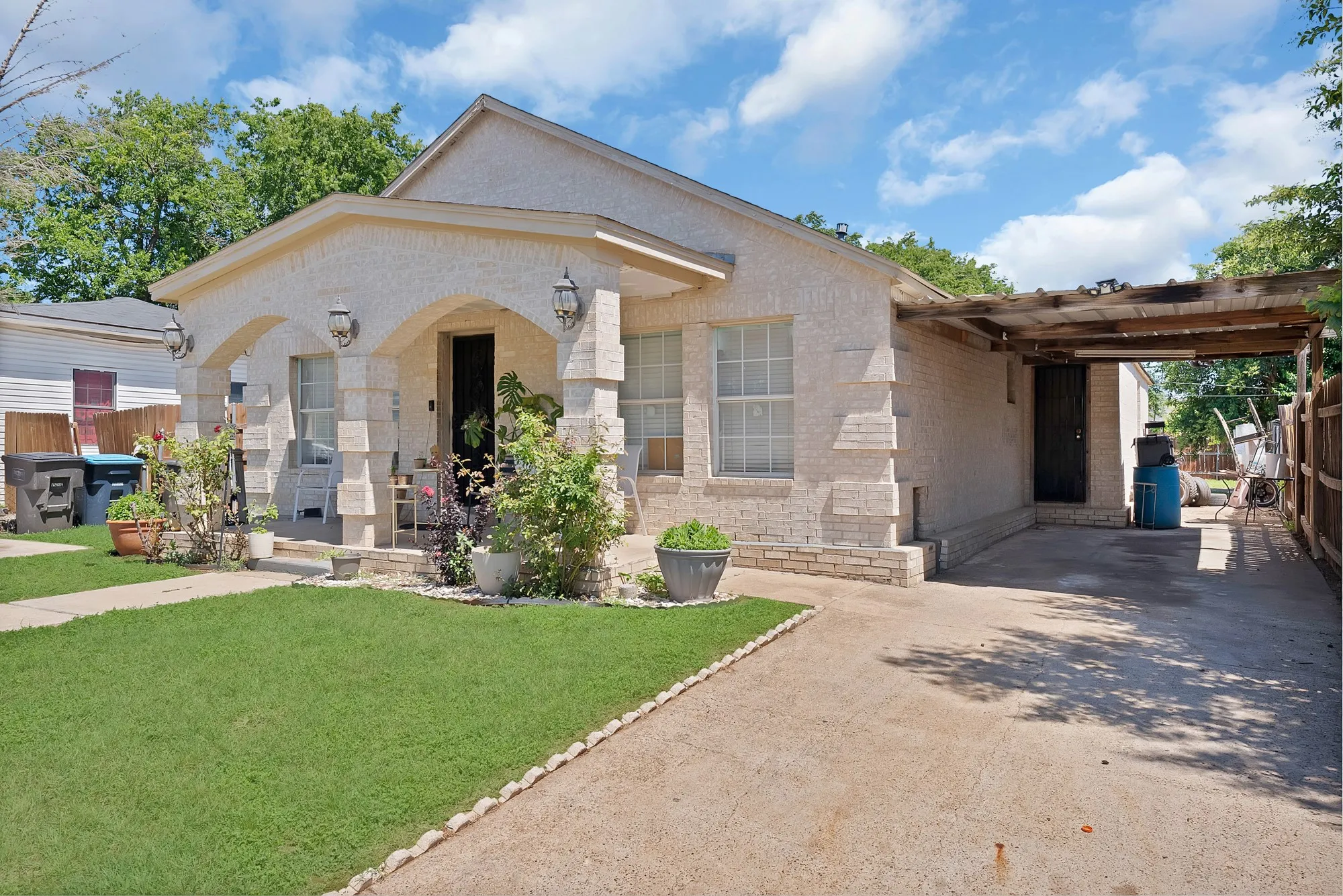 Single Family Residence For Sale in Tarrant County , 1717 E Harvey Avenue, Fort Worth, Texas 76104, 3 Bedrooms, 2 Bathrooms, Garage spaces, 1,374 Sqft, built in 1940, Price $220,000, mls#21292689, Real Estate Agent in Fort Worth, Homes For Sale in Tarrant county, Homes For Sale in Fort Worth, Realtor in Fort Worth Texas, Real Estate Brokerage Independent Realty Texas, Luminita Cordes Realtor
