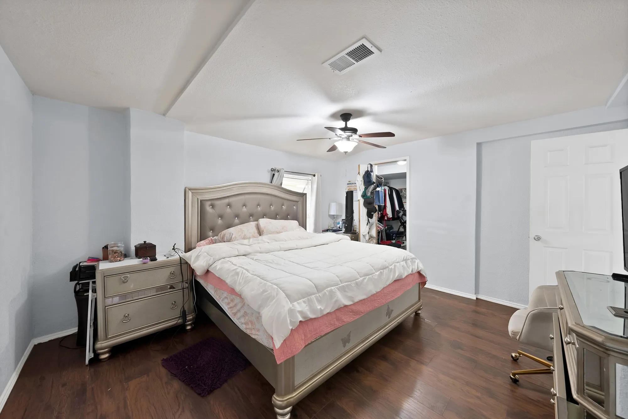 Single Family Residence For Sale in Tarrant County , 1717 E Harvey Avenue, Fort Worth, Texas 76104, 3 Bedrooms, 2 Bathrooms, Garage spaces, 1,374 Sqft, built in 1940, Price $220,000, mls#21292689, Real Estate Agent in Fort Worth, Homes For Sale in Tarrant county, Homes For Sale in Fort Worth, Realtor in Fort Worth Texas, Real Estate Brokerage Independent Realty Texas, Luminita Cordes Realtor