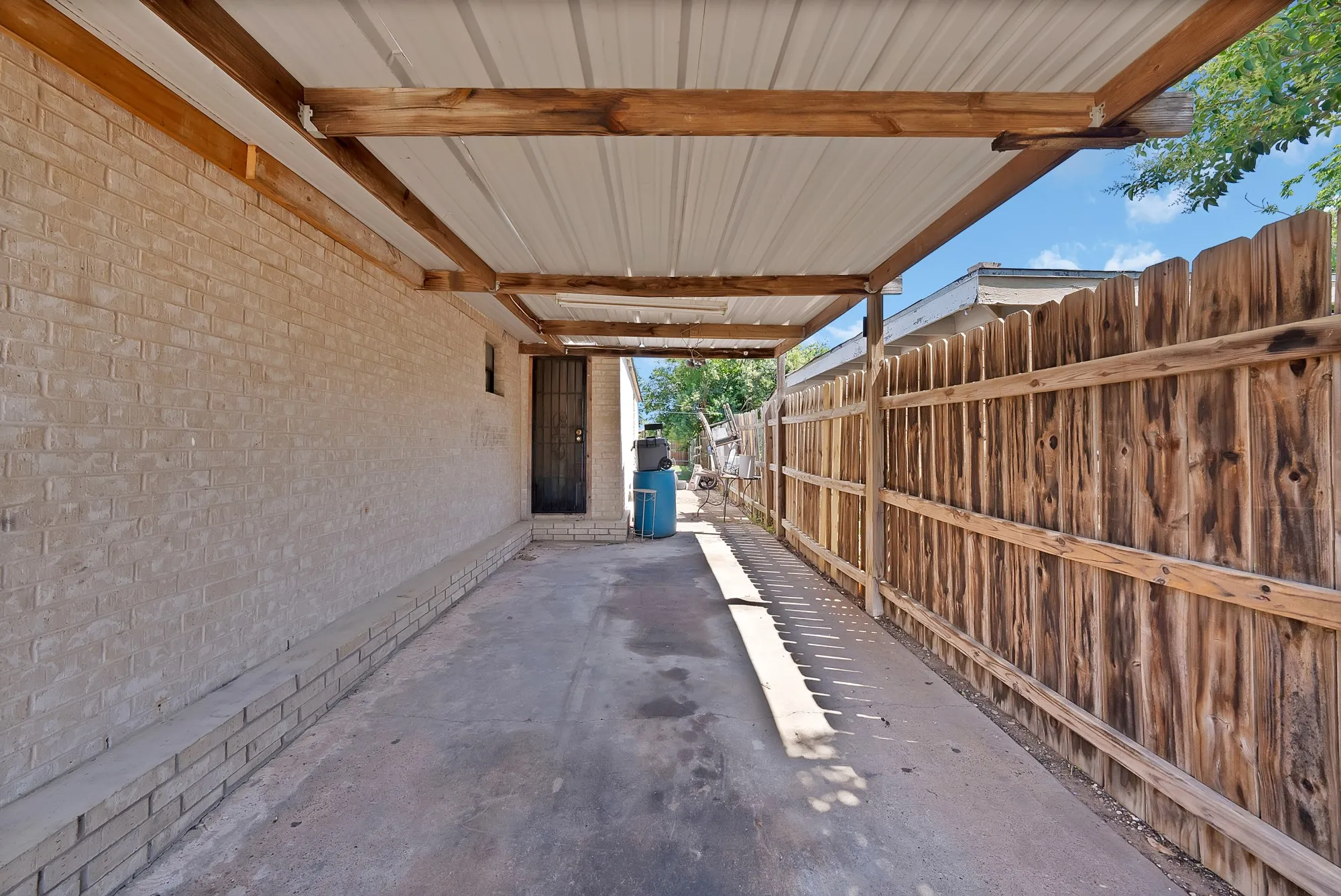 Single Family Residence For Sale in Tarrant County , 1717 E Harvey Avenue, Fort Worth, Texas 76104, 3 Bedrooms, 2 Bathrooms, Garage spaces, 1,374 Sqft, built in 1940, Price $220,000, mls#21292689, Real Estate Agent in Fort Worth, Homes For Sale in Tarrant county, Homes For Sale in Fort Worth, Realtor in Fort Worth Texas, Real Estate Brokerage Independent Realty Texas, Luminita Cordes Realtor