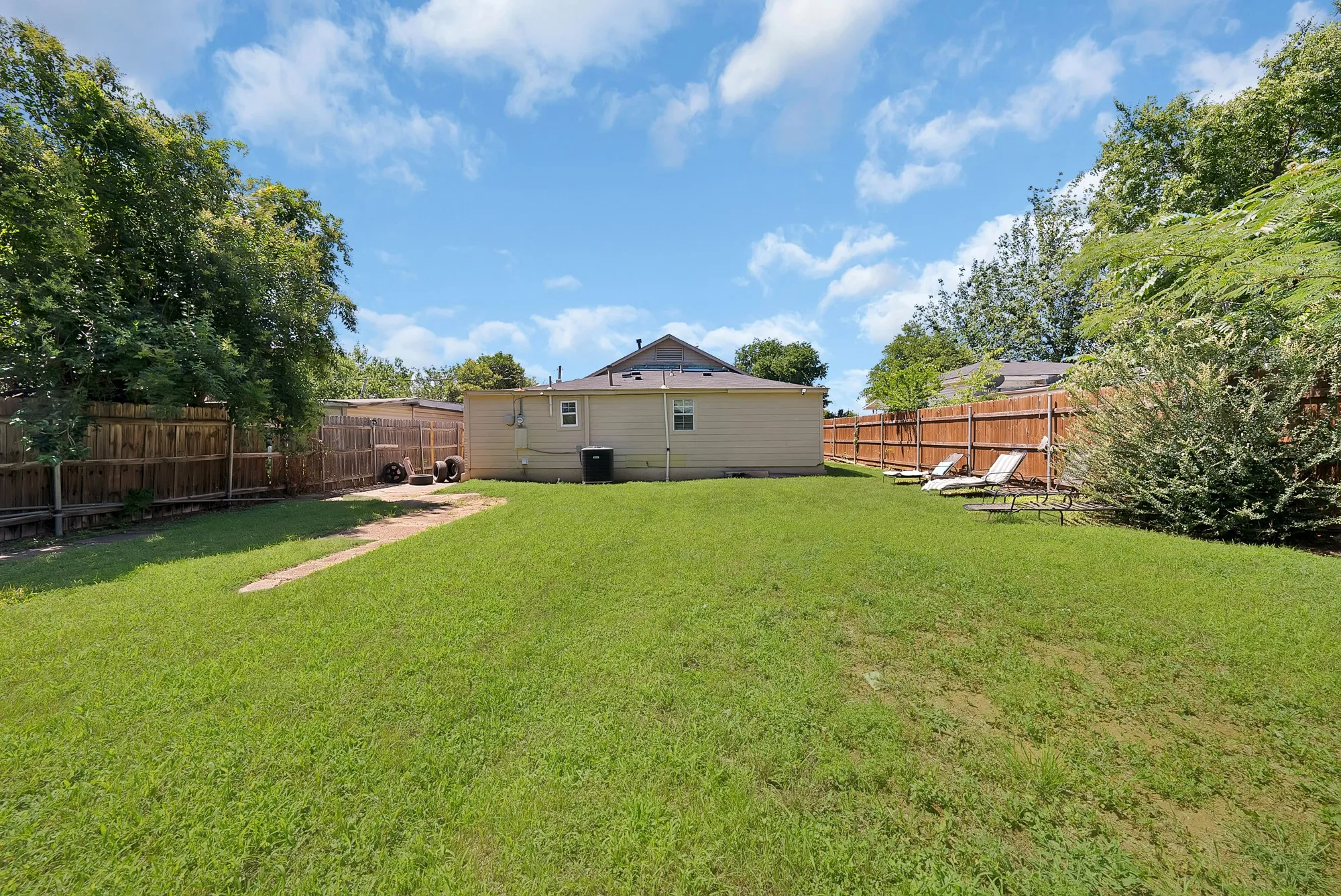 Single Family Residence For Sale in Tarrant County , 1717 E Harvey Avenue, Fort Worth, Texas 76104, 3 Bedrooms, 2 Bathrooms, Garage spaces, 1,374 Sqft, built in 1940, Price $220,000, mls#21292689, Real Estate Agent in Fort Worth, Homes For Sale in Tarrant county, Homes For Sale in Fort Worth, Realtor in Fort Worth Texas, Real Estate Brokerage Independent Realty Texas, Luminita Cordes Realtor