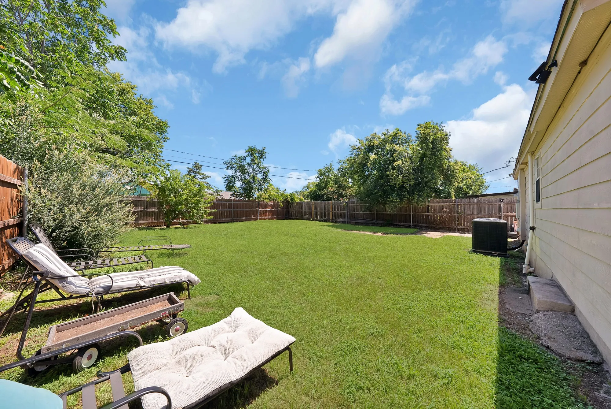 Single Family Residence For Sale in Tarrant County , 1717 E Harvey Avenue, Fort Worth, Texas 76104, 3 Bedrooms, 2 Bathrooms, Garage spaces, 1,374 Sqft, built in 1940, Price $220,000, mls#21292689, Real Estate Agent in Fort Worth, Homes For Sale in Tarrant county, Homes For Sale in Fort Worth, Realtor in Fort Worth Texas, Real Estate Brokerage Independent Realty Texas, Luminita Cordes Realtor