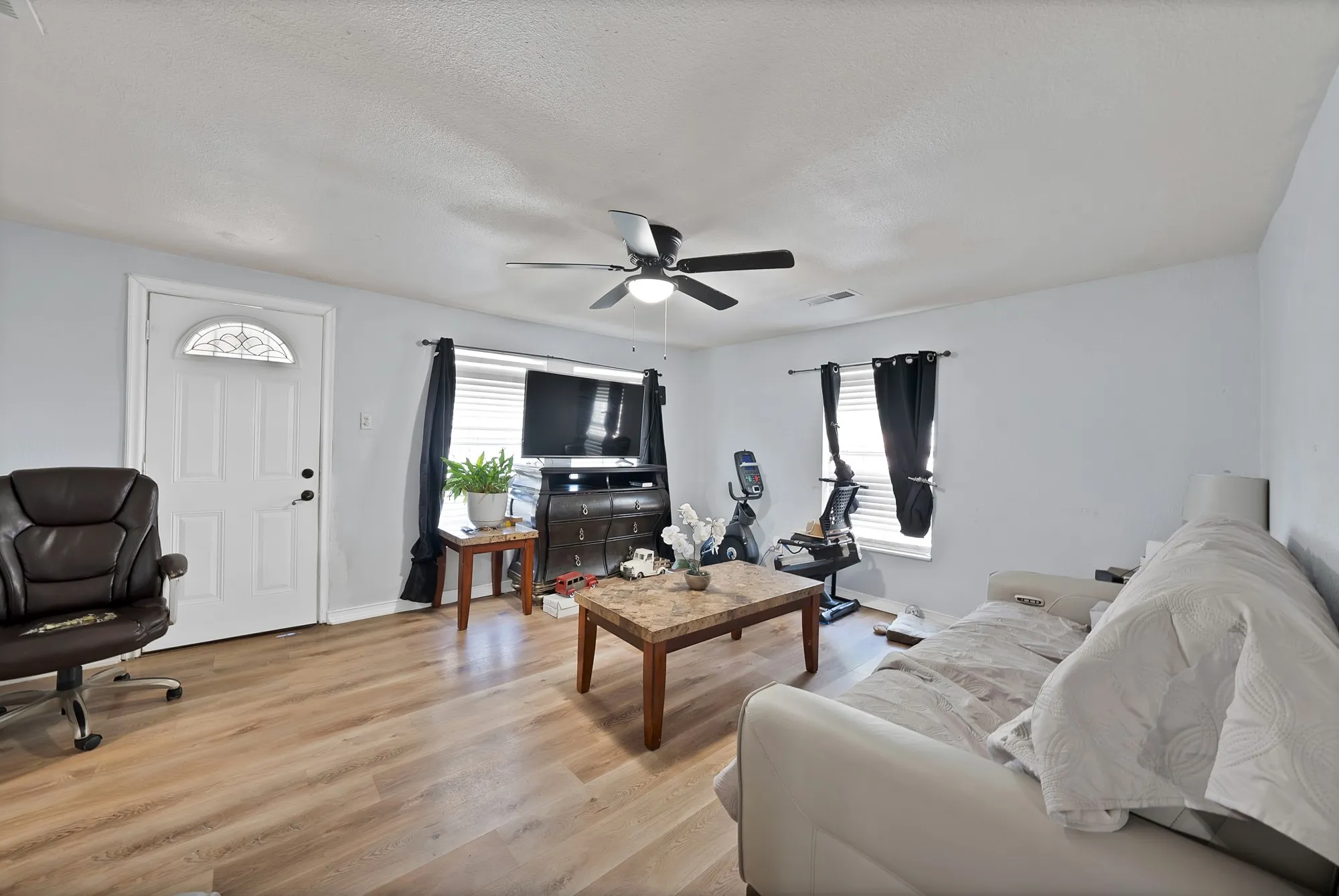 Single Family Residence For Sale in Tarrant County , 1717 E Harvey Avenue, Fort Worth, Texas 76104, 3 Bedrooms, 2 Bathrooms, Garage spaces, 1,374 Sqft, built in 1940, Price $220,000, mls#21292689, Real Estate Agent in Fort Worth, Homes For Sale in Tarrant county, Homes For Sale in Fort Worth, Realtor in Fort Worth Texas, Real Estate Brokerage Independent Realty Texas, Luminita Cordes Realtor