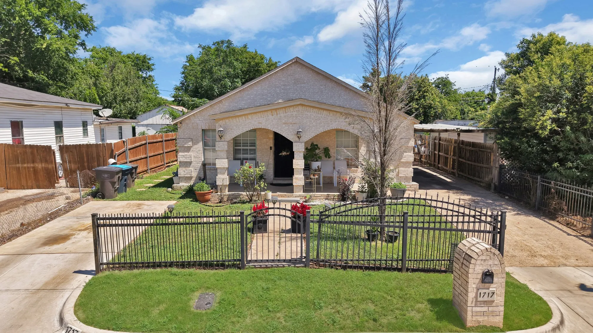 Single Family Residence For Sale in Tarrant County , 1717 E Harvey Avenue, Fort Worth, Texas 76104, 3 Bedrooms, 2 Bathrooms, Garage spaces, 1,374 Sqft, built in 1940, Price $220,000, mls#21292689, Real Estate Agent in Fort Worth, Homes For Sale in Tarrant county, Homes For Sale in Fort Worth, Realtor in Fort Worth Texas, Real Estate Brokerage Independent Realty Texas, Luminita Cordes Realtor