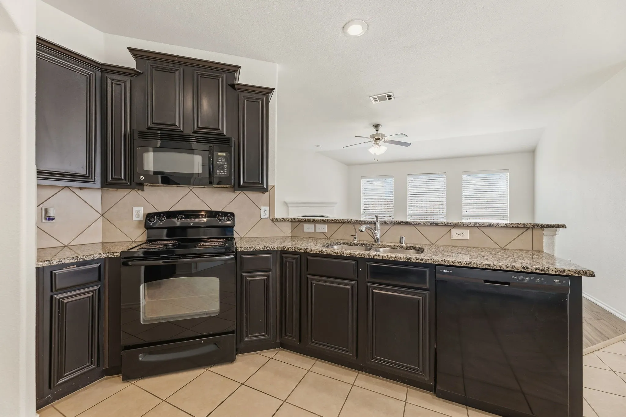 Single Family Residence For Rent in Collin County , 1011 Meadow Green Court, Princeton, Texas 75407, 3 Bedroom, 2 Bathroom, 2 Garage spaces, 1,580 Sqft, built in 2012, mls#21293835, Real Estate Agent in Princeton, Homes For Rent in Collin county, Homes For Rent in Princeton, Realtor in Princeton Texas, Real Estate Brokerage Independent Realty Texas, Luminita Cordes Realtor