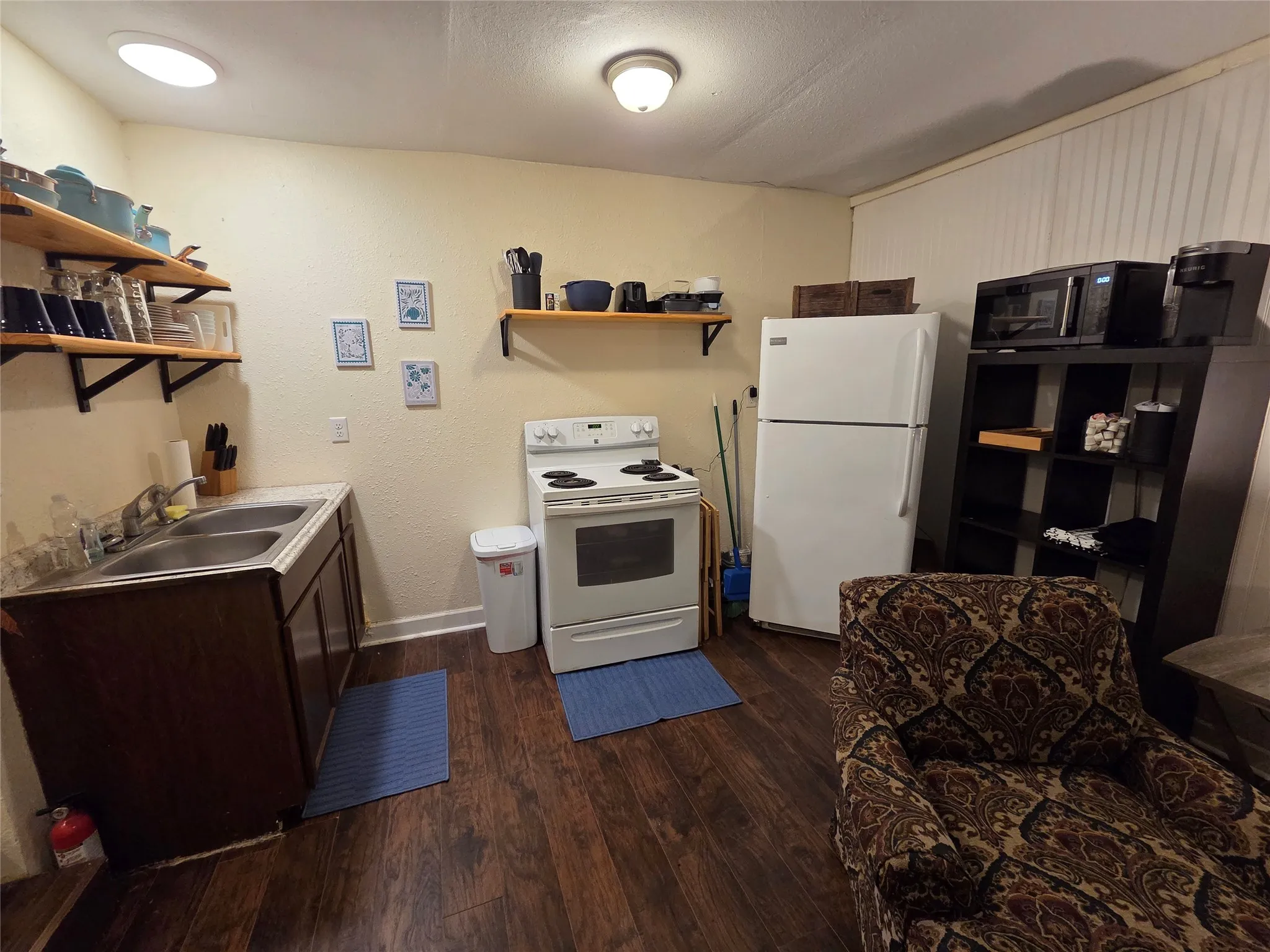 Full service kitchen including electric range, fridge, microwave, toaster, and Keurig. **PLEASE NOTE WE ARE WILLING TO REMOVE THE FURNISHINGS IF YOU ARE INTERESTED IN AN UNFURNISHED RENTAL AT A LOWER RATE**