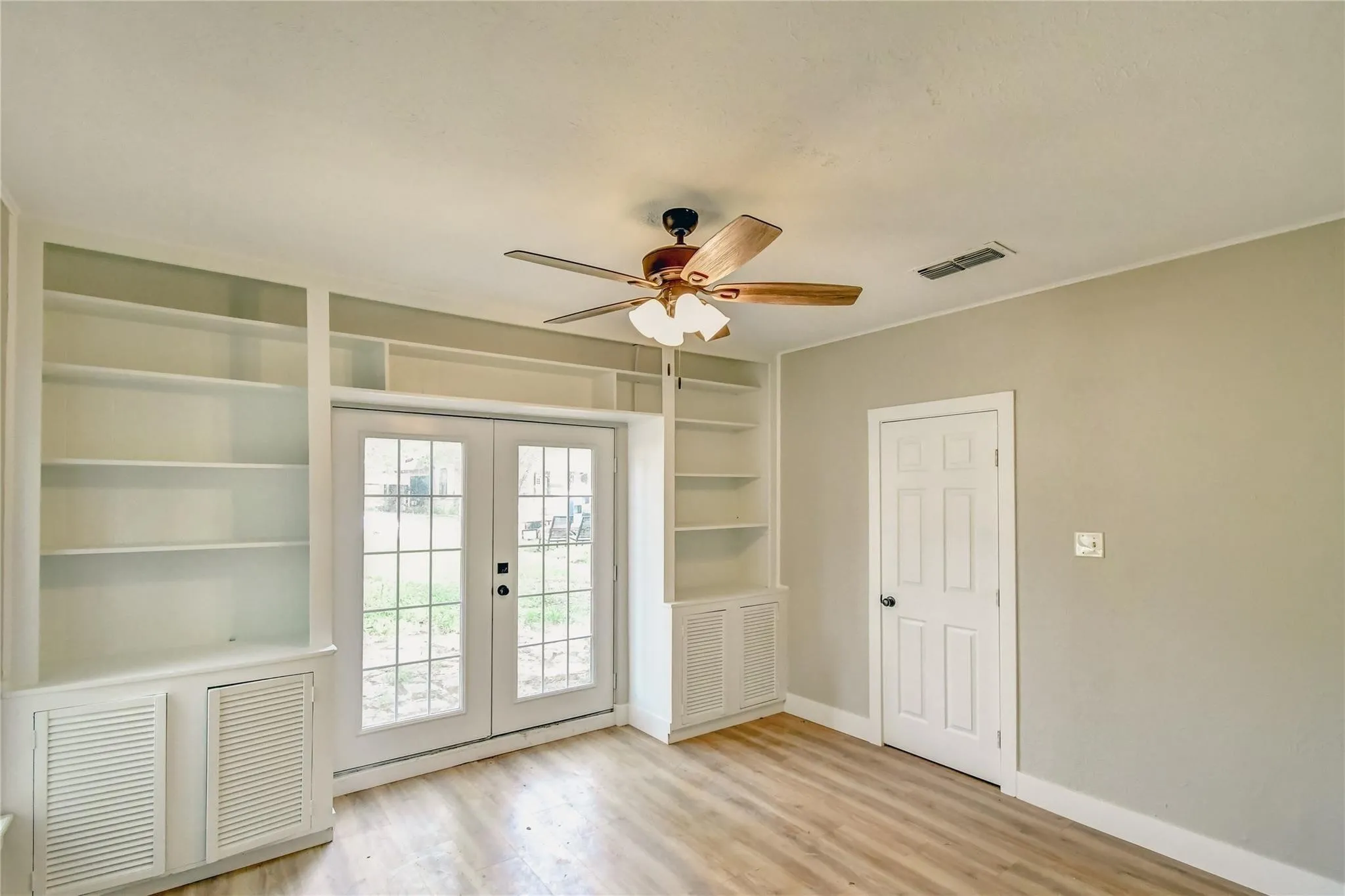 Single Family Residence For Rent in Erath County , 982 W Tarleton Street, Stephenville, Texas 76401, 4 Bedroom, 2 Bathroom, Garage spaces, 1,362 Sqft, built in 1940, mls#21293840, Real Estate Agent in Stephenville, Homes For Rent in Erath county, Homes For Rent in Stephenville, Realtor in Stephenville Texas, Real Estate Brokerage Independent Realty Texas, Luminita Cordes Realtor