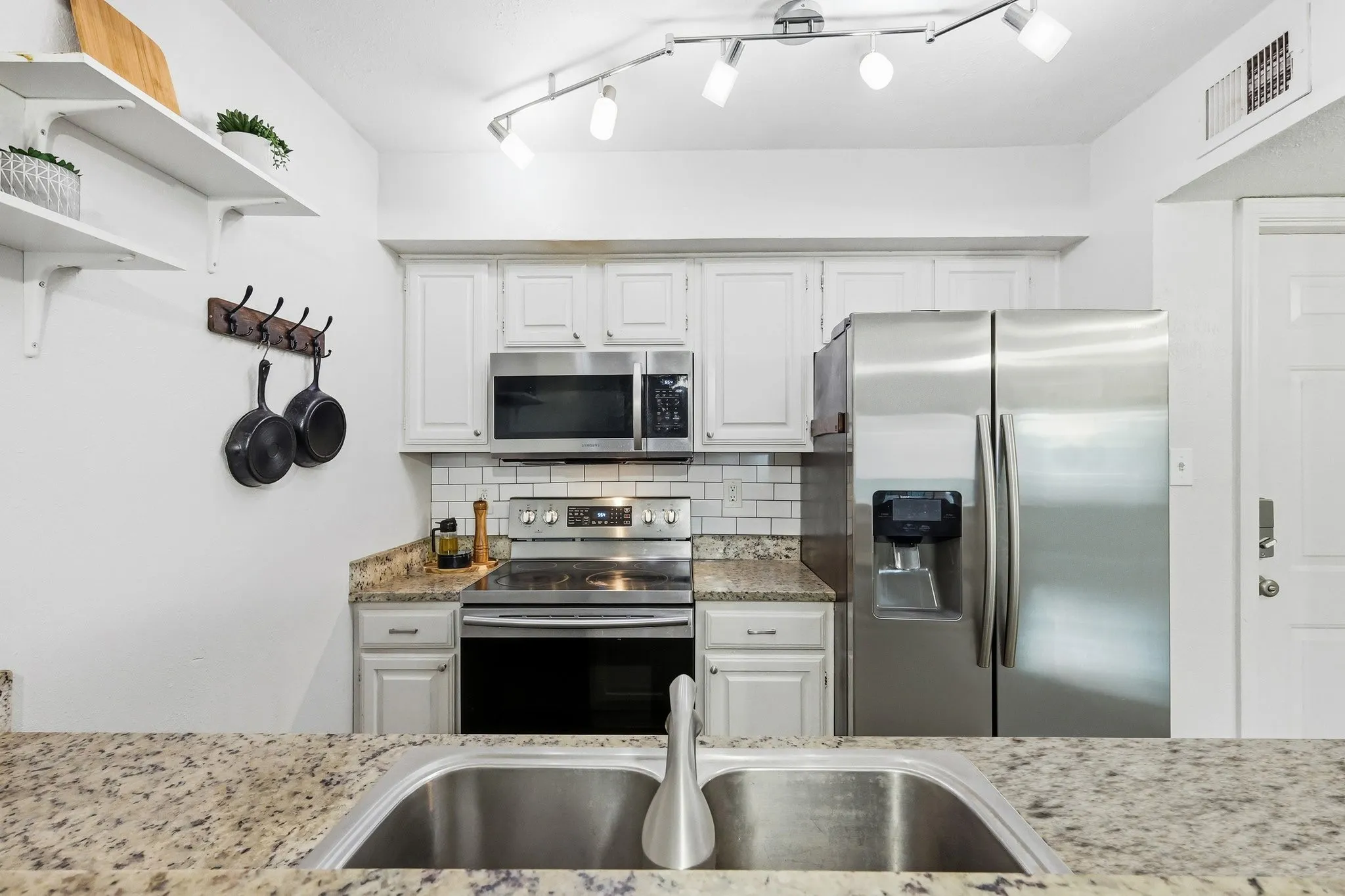 Condominium For Sale in Dallas County , 11470 Audelia Road 158, Dallas, Texas 75243, 1 Bedroom, 1 Bathroom, Garage spaces, 730 Sqft, built in 1983, mls#21292894, Real Estate Agent in Dallas, Homes For Sale in Dallas county, Homes For Sale in Dallas, Realtor in Dallas Texas, Real Estate Brokerage Independent Realty Texas, Luminita Cordes Realtor