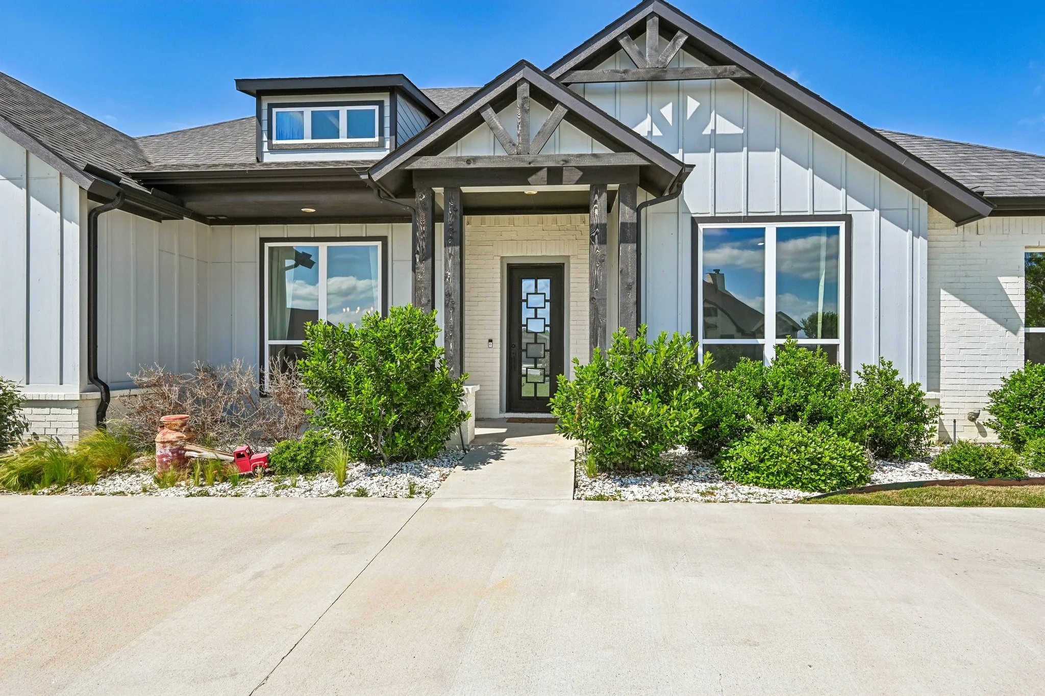 Single Family Residence For Sale in Johnson County , 6517 Leo Lane, Godley, Texas 76044, 4 Bedroom, 3 Bathroom, 3 Garage spaces, 2,918 Sqft, built in 2021, mls#21293429, Real Estate Agent in Godley, Homes For Sale in Johnson county, Homes For Sale in Godley, Realtor in Godley Texas, Real Estate Brokerage Independent Realty Texas, Luminita Cordes Realtor