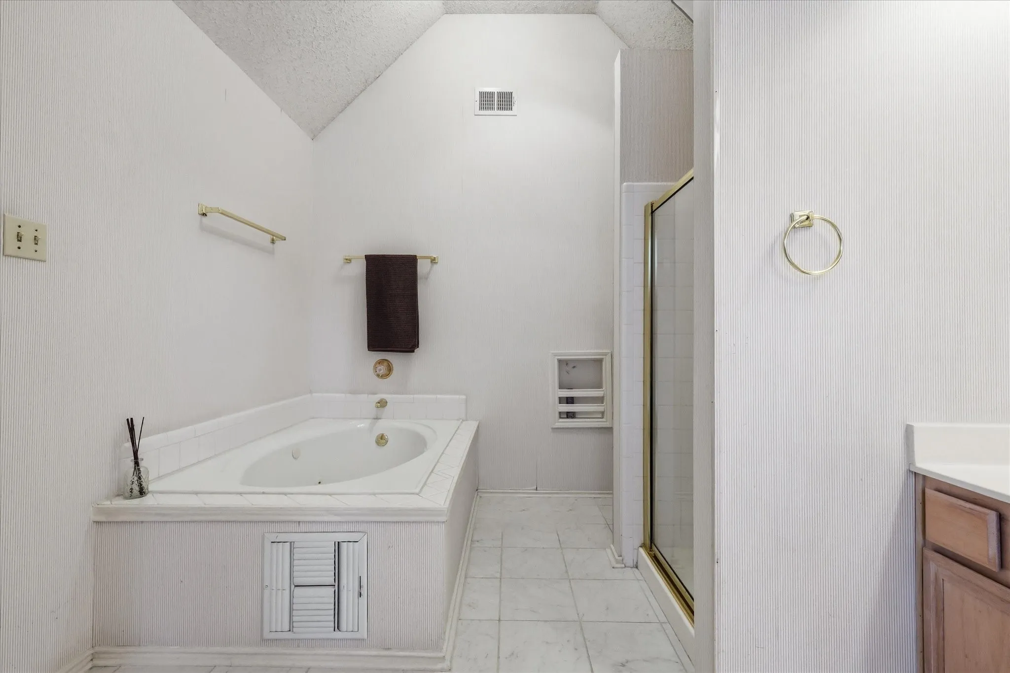 Single Family Residence For Sale in Collin County , 2315 Rockhill Road, Mc Kinney, Texas 75072, 3 Bedroom, 3 Bathroom, 2 Garage spaces, 1,900 Sqft, built in 1991, mls#21293252, Real Estate Agent in Mc Kinney, Homes For Sale in Collin county, Homes For Sale in Mc Kinney, Realtor in Mc Kinney Texas, Real Estate Brokerage Independent Realty Texas, Luminita Cordes Realtor