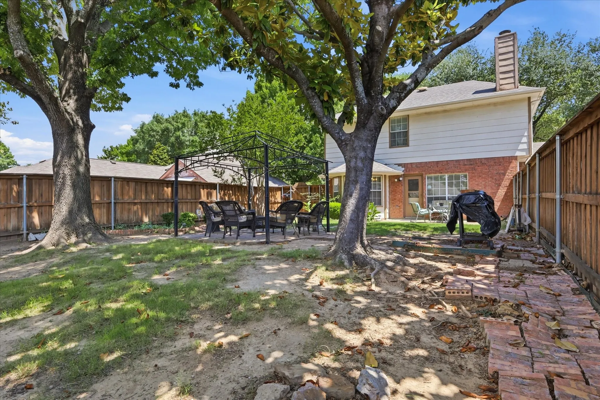 Single Family Residence For Sale in Collin County , 2315 Rockhill Road, Mc Kinney, Texas 75072, 3 Bedroom, 3 Bathroom, 2 Garage spaces, 1,900 Sqft, built in 1991, mls#21293252, Real Estate Agent in Mc Kinney, Homes For Sale in Collin county, Homes For Sale in Mc Kinney, Realtor in Mc Kinney Texas, Real Estate Brokerage Independent Realty Texas, Luminita Cordes Realtor