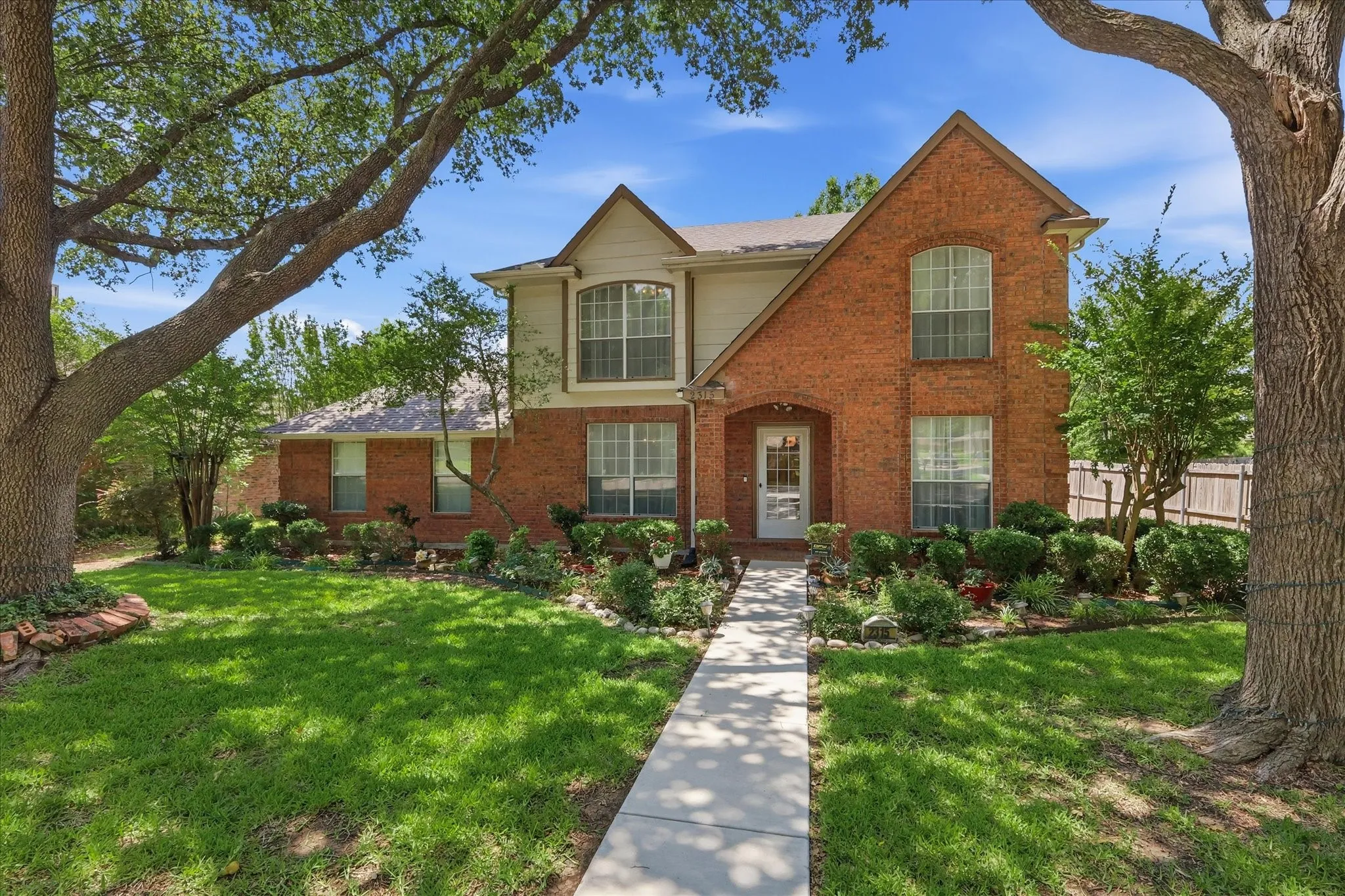 Single Family Residence For Sale in Collin County , 2315 Rockhill Road, Mc Kinney, Texas 75072, 3 Bedroom, 3 Bathroom, 2 Garage spaces, 1,900 Sqft, built in 1991, mls#21293252, Real Estate Agent in Mc Kinney, Homes For Sale in Collin county, Homes For Sale in Mc Kinney, Realtor in Mc Kinney Texas, Real Estate Brokerage Independent Realty Texas, Luminita Cordes Realtor