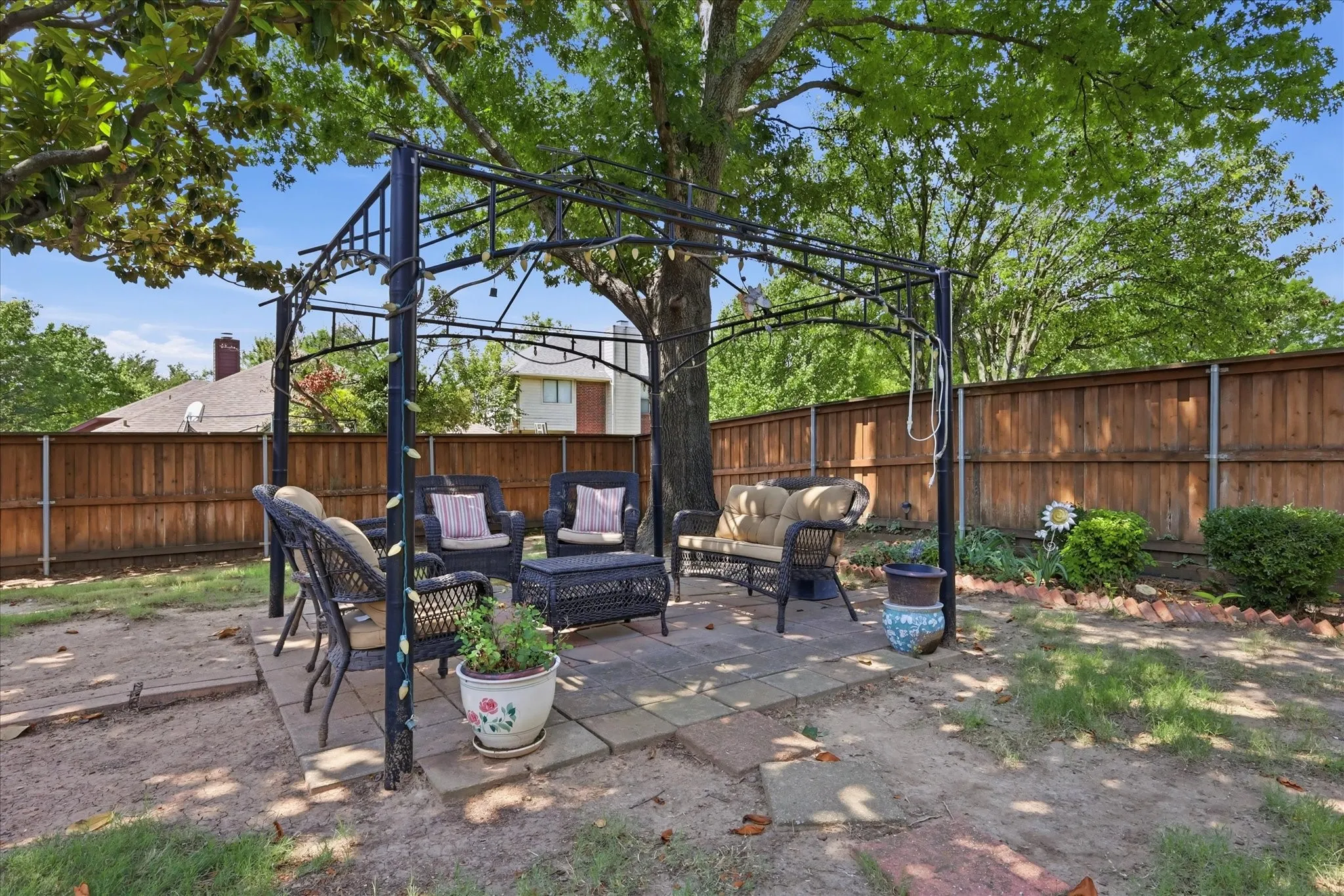 Single Family Residence For Sale in Collin County , 2315 Rockhill Road, Mc Kinney, Texas 75072, 3 Bedroom, 3 Bathroom, 2 Garage spaces, 1,900 Sqft, built in 1991, mls#21293252, Real Estate Agent in Mc Kinney, Homes For Sale in Collin county, Homes For Sale in Mc Kinney, Realtor in Mc Kinney Texas, Real Estate Brokerage Independent Realty Texas, Luminita Cordes Realtor