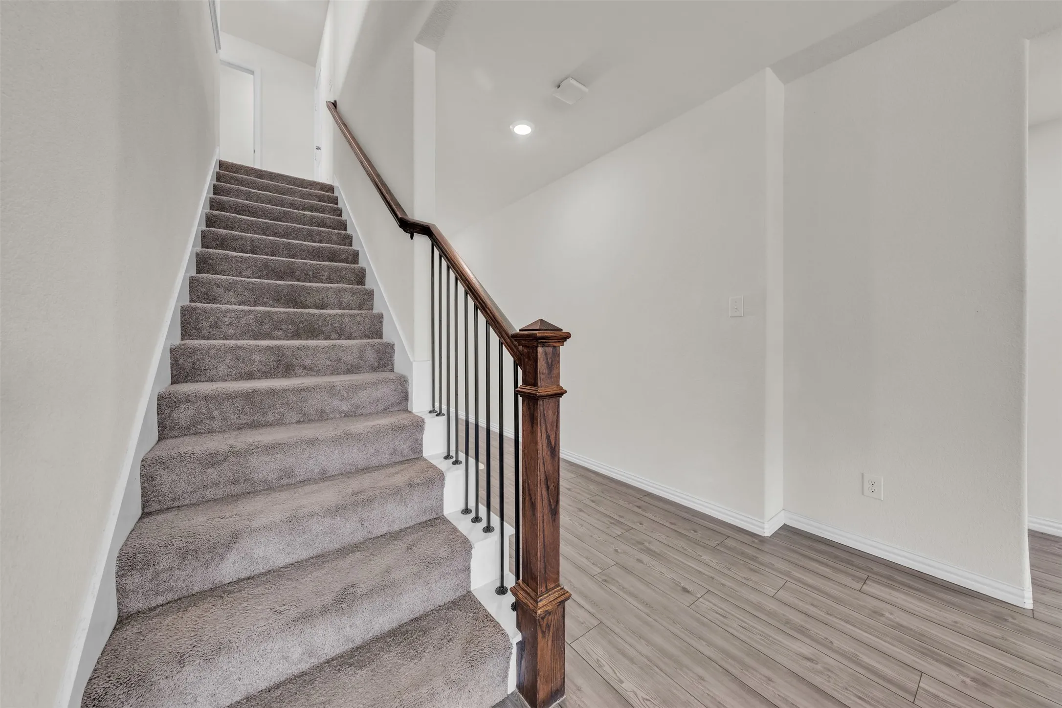 Single Family Residence For Sale in Tarrant County , 9106 Fall Creek Court, Arlington, Texas 76002, 4 Bedroom, 3 Bathroom, 2 Garage spaces, 2,234 Sqft, built in 2019, mls#21291464, Real Estate Agent in Arlington, Homes For Sale in Tarrant county, Homes For Sale in Arlington, Realtor in Arlington Texas, Real Estate Brokerage Independent Realty Texas, Luminita Cordes Realtor