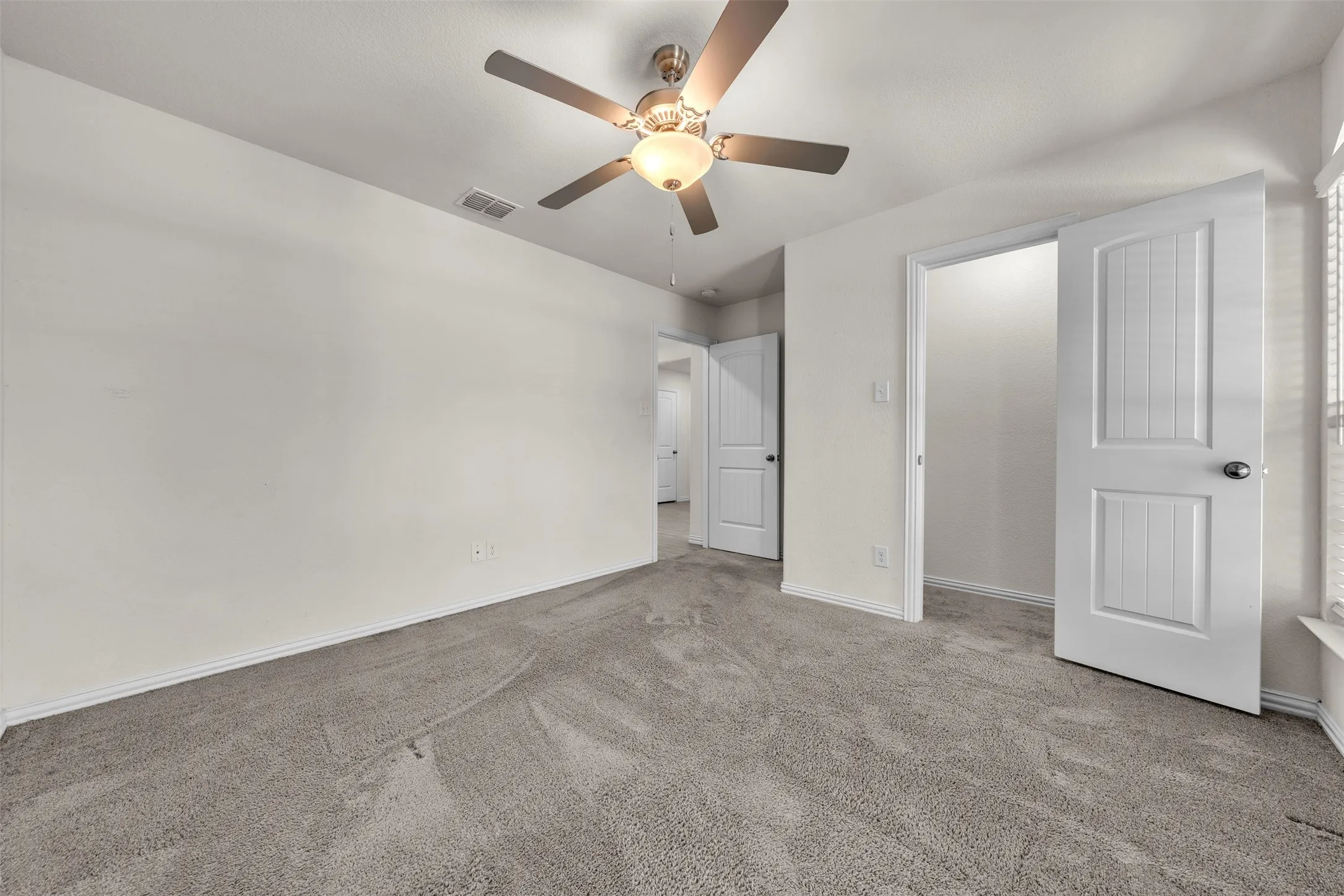 Single Family Residence For Sale in Tarrant County , 9106 Fall Creek Court, Arlington, Texas 76002, 4 Bedroom, 3 Bathroom, 2 Garage spaces, 2,234 Sqft, built in 2019, mls#21291464, Real Estate Agent in Arlington, Homes For Sale in Tarrant county, Homes For Sale in Arlington, Realtor in Arlington Texas, Real Estate Brokerage Independent Realty Texas, Luminita Cordes Realtor