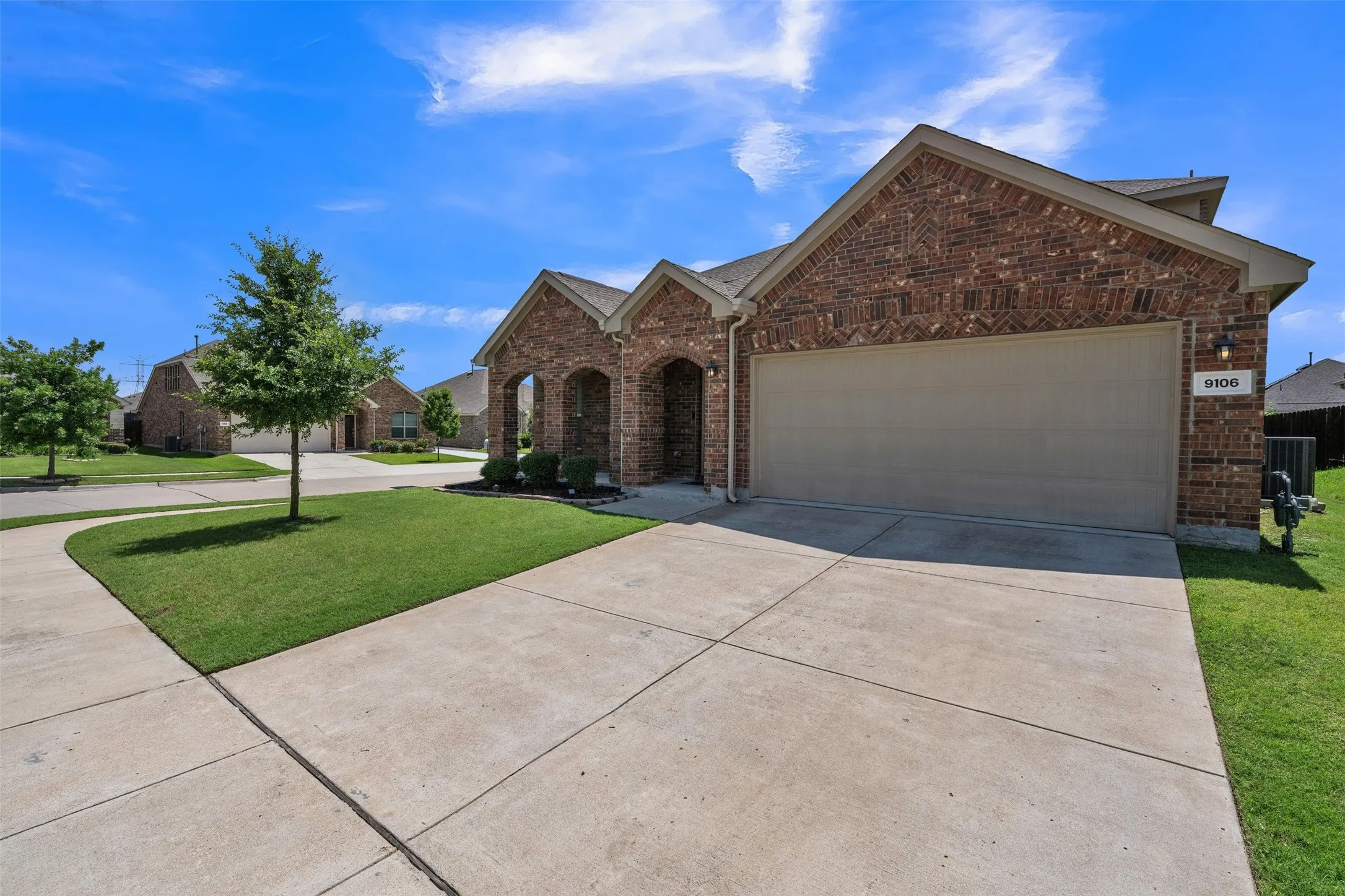 Single Family Residence For Sale in Tarrant County , 9106 Fall Creek Court, Arlington, Texas 76002, 4 Bedroom, 3 Bathroom, 2 Garage spaces, 2,234 Sqft, built in 2019, mls#21291464, Real Estate Agent in Arlington, Homes For Sale in Tarrant county, Homes For Sale in Arlington, Realtor in Arlington Texas, Real Estate Brokerage Independent Realty Texas, Luminita Cordes Realtor