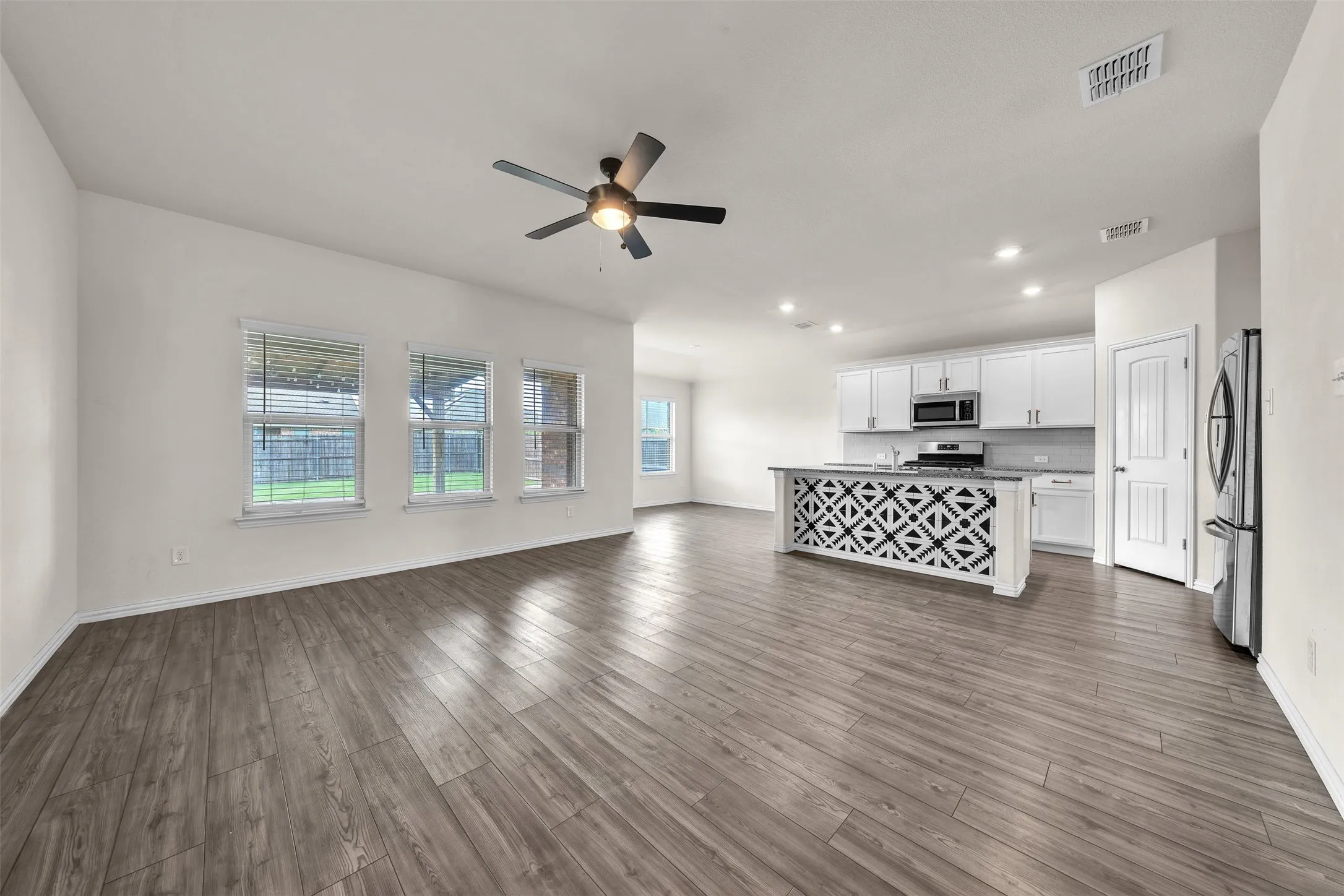 Single Family Residence For Sale in Tarrant County , 9106 Fall Creek Court, Arlington, Texas 76002, 4 Bedroom, 3 Bathroom, 2 Garage spaces, 2,234 Sqft, built in 2019, mls#21291464, Real Estate Agent in Arlington, Homes For Sale in Tarrant county, Homes For Sale in Arlington, Realtor in Arlington Texas, Real Estate Brokerage Independent Realty Texas, Luminita Cordes Realtor