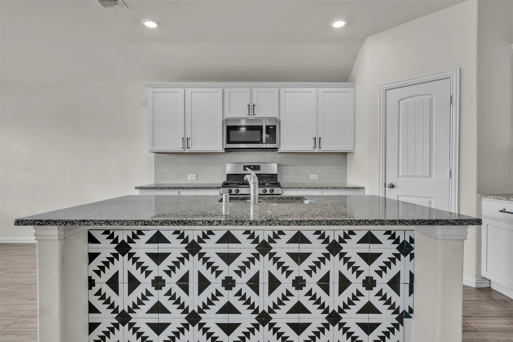 Single Family Residence For Sale in Tarrant County , 9106 Fall Creek Court, Arlington, Texas 76002, 4 Bedroom, 3 Bathroom, 2 Garage spaces, 2,234 Sqft, built in 2019, mls#21291464, Real Estate Agent in Arlington, Homes For Sale in Tarrant county, Homes For Sale in Arlington, Realtor in Arlington Texas, Real Estate Brokerage Independent Realty Texas, Luminita Cordes Realtor