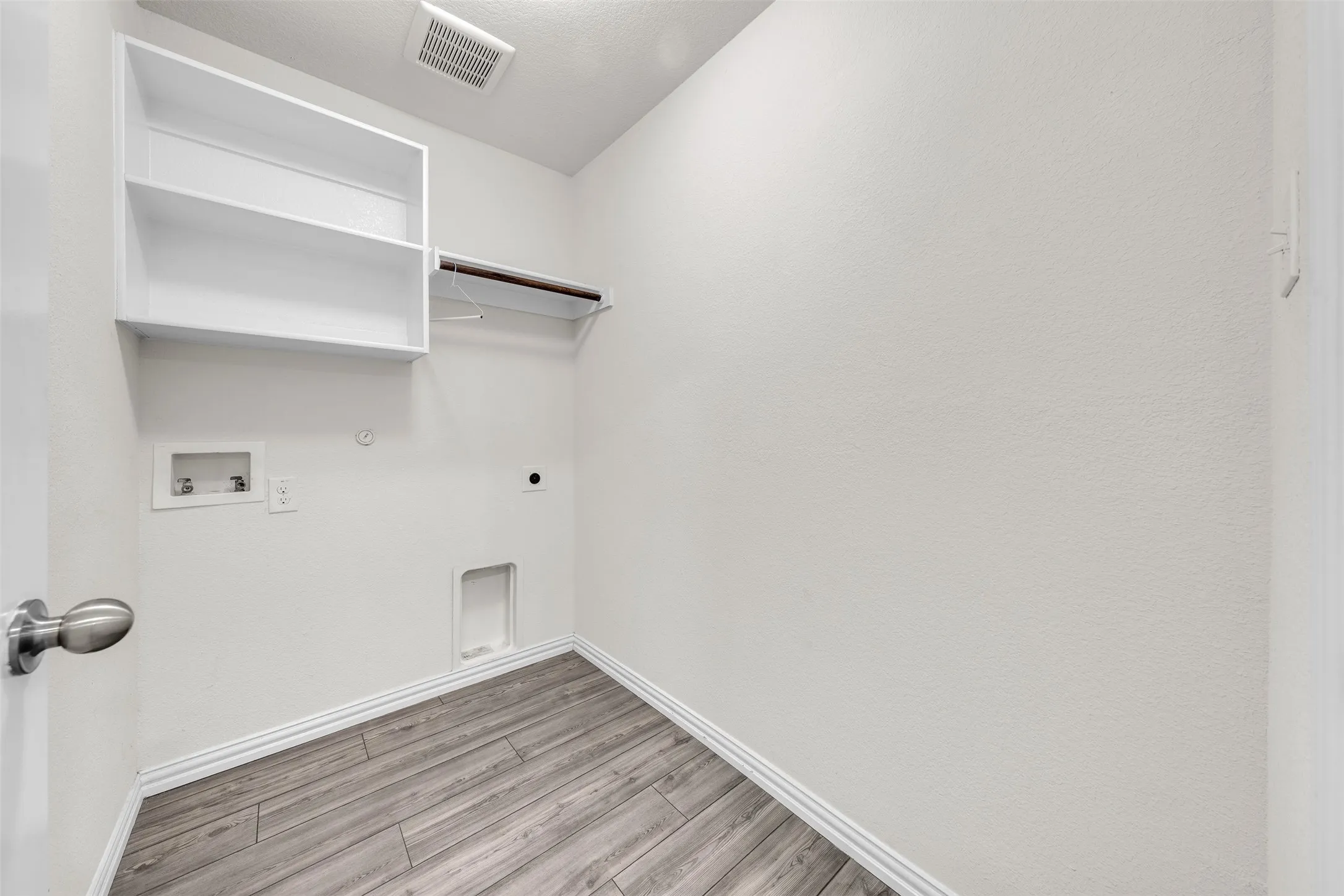Single Family Residence For Sale in Tarrant County , 9106 Fall Creek Court, Arlington, Texas 76002, 4 Bedroom, 3 Bathroom, 2 Garage spaces, 2,234 Sqft, built in 2019, mls#21291464, Real Estate Agent in Arlington, Homes For Sale in Tarrant county, Homes For Sale in Arlington, Realtor in Arlington Texas, Real Estate Brokerage Independent Realty Texas, Luminita Cordes Realtor